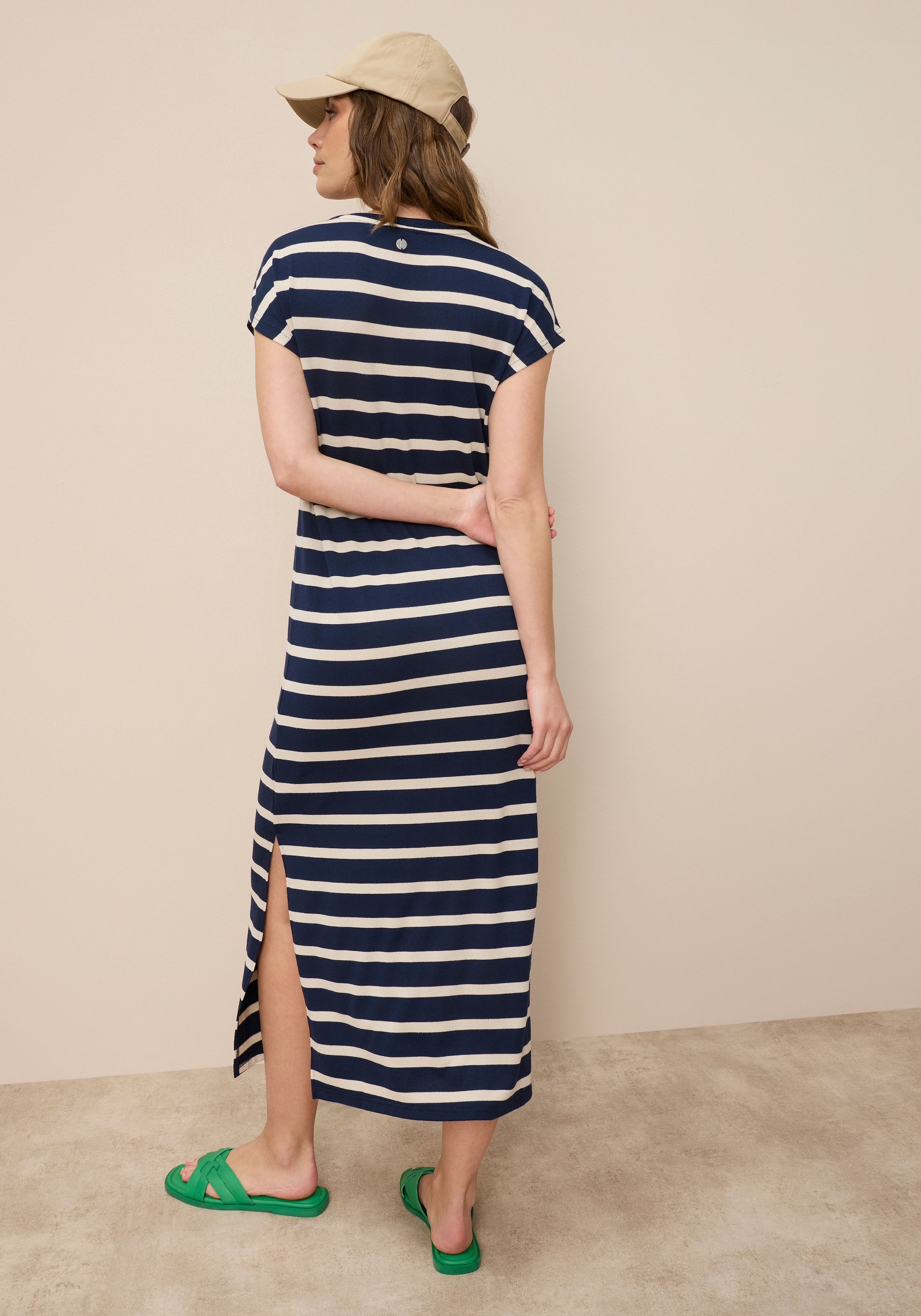 Tamaris Strickkleid mit lässigem Schnitt und seitlichen Schlitz