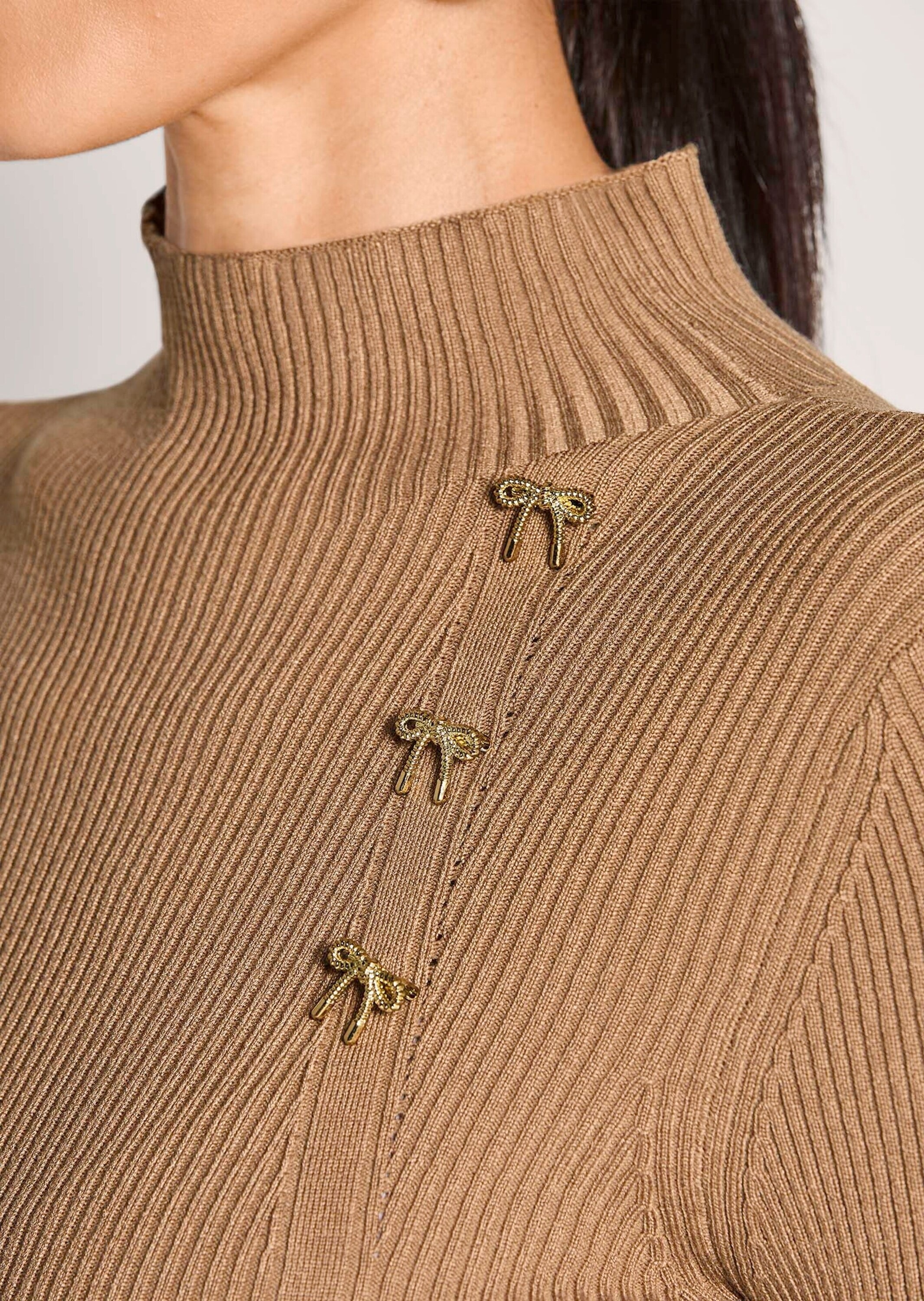 MADELEINE Longpullover »Strickpullover Stilvoller Viskosepullover mit edlen Broschen« Seitliche Brosche