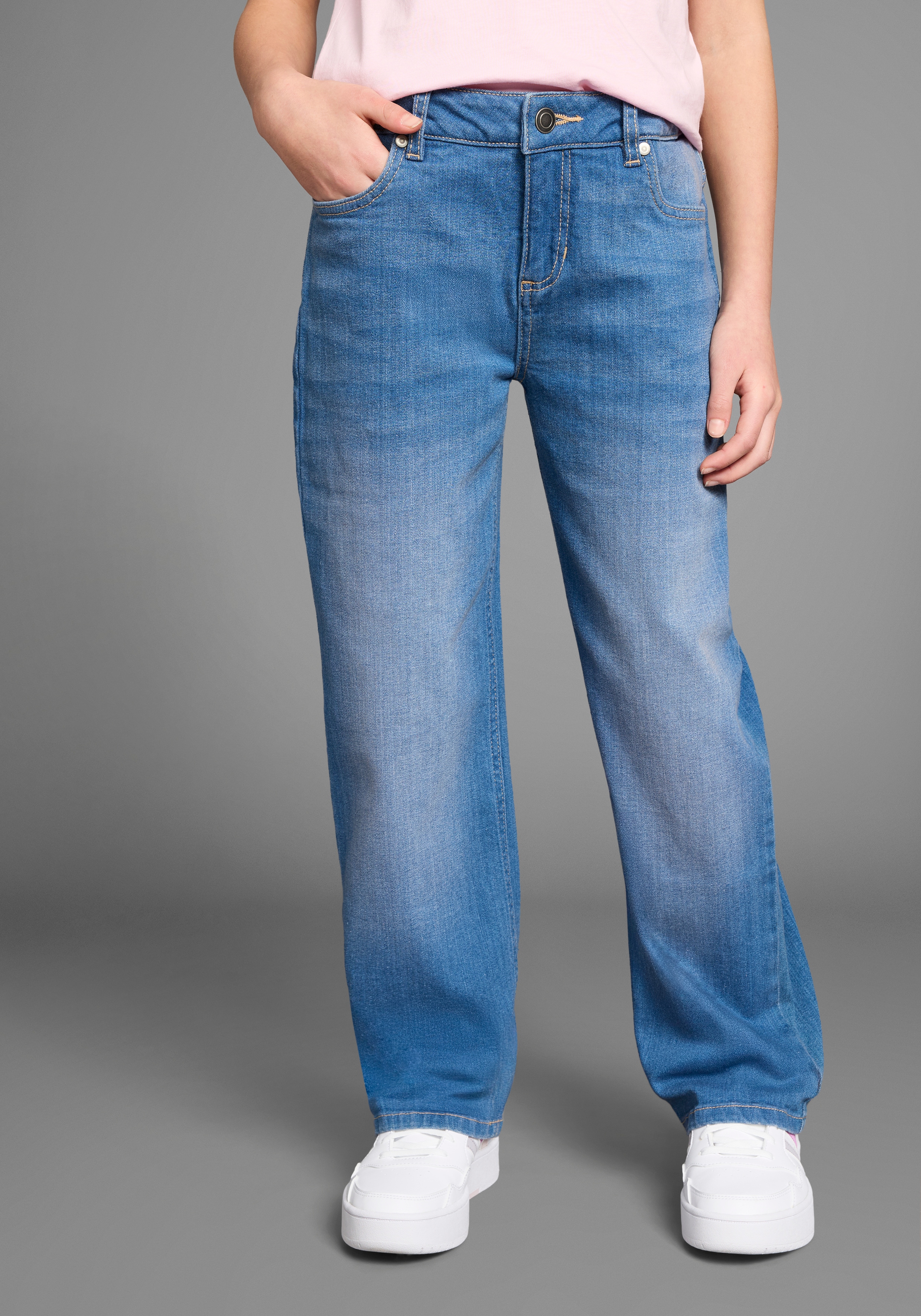 Delmao Loose-fit-Jeans »Mädchenjeans in weiter Form« Weite Jeans mit Logo-Stickerei in blau, Größe 152