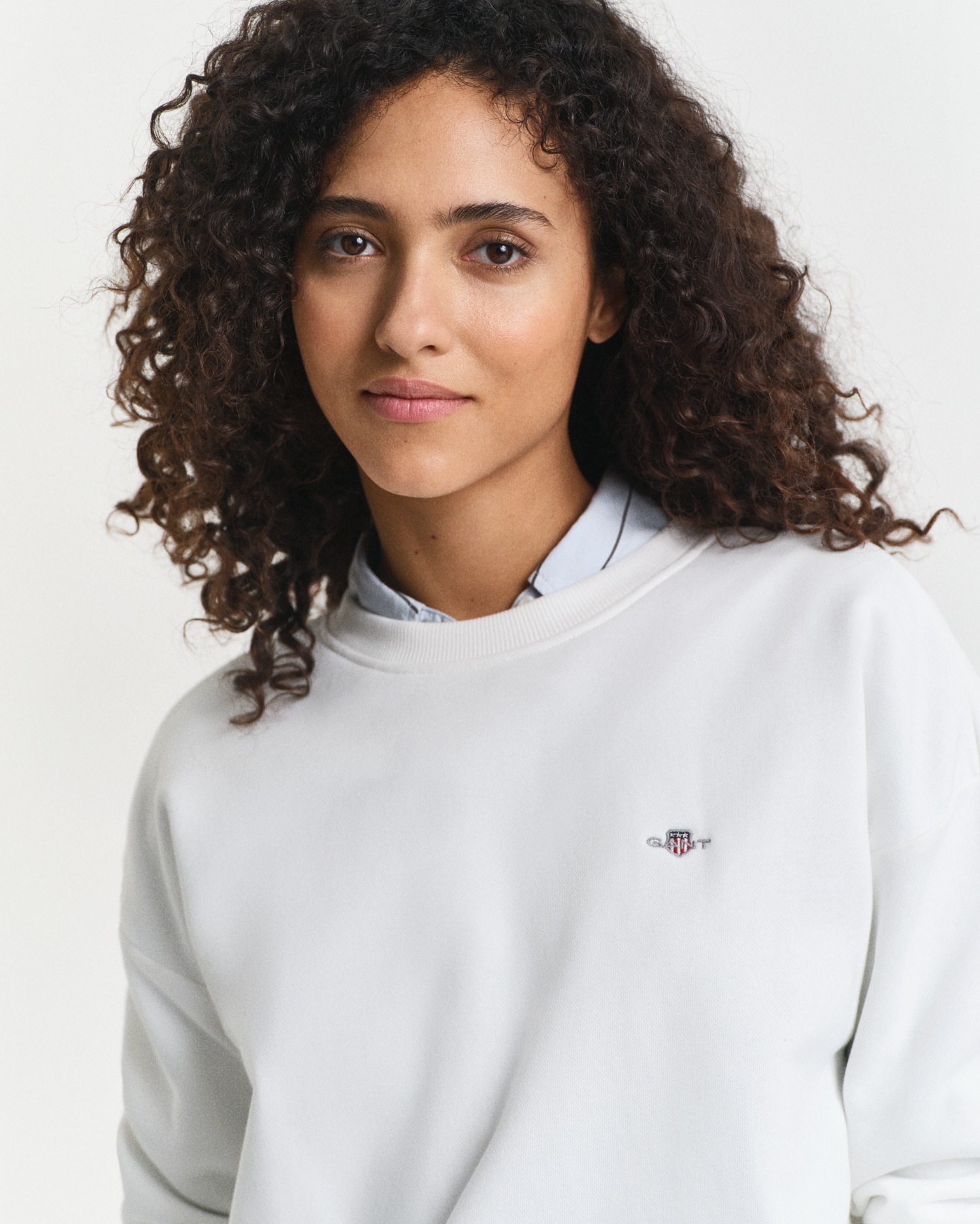 Gant Sweatshirt »SHIELD C-NECK SWEAT«, Grafische GANT-Stickerei auf der Brust
