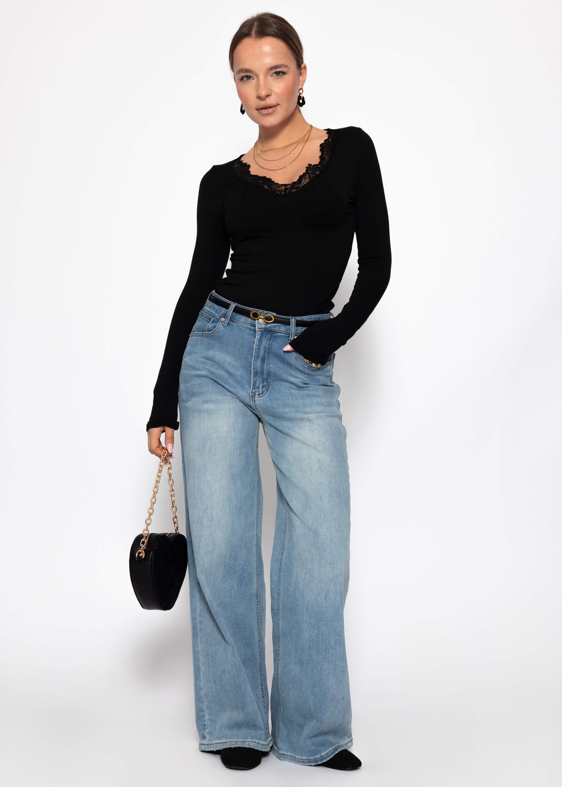 SASSYCLASSY Langarmshirt »Langarmshirt mit Spitzenausschnitt« Feminines Top mit tiefem Rundhals und extra langen Ärmeln