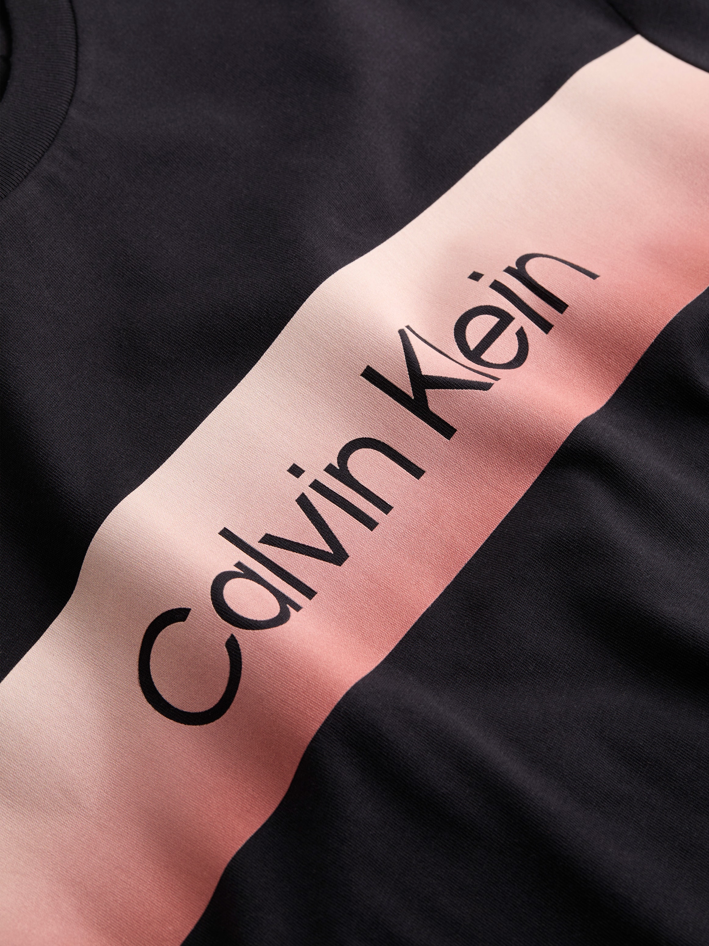 Calvin Klein T-Shirt »LINEAR OMBRE CHEST LOGO T-SHIRT«, mit Ombré-Logo-Druck