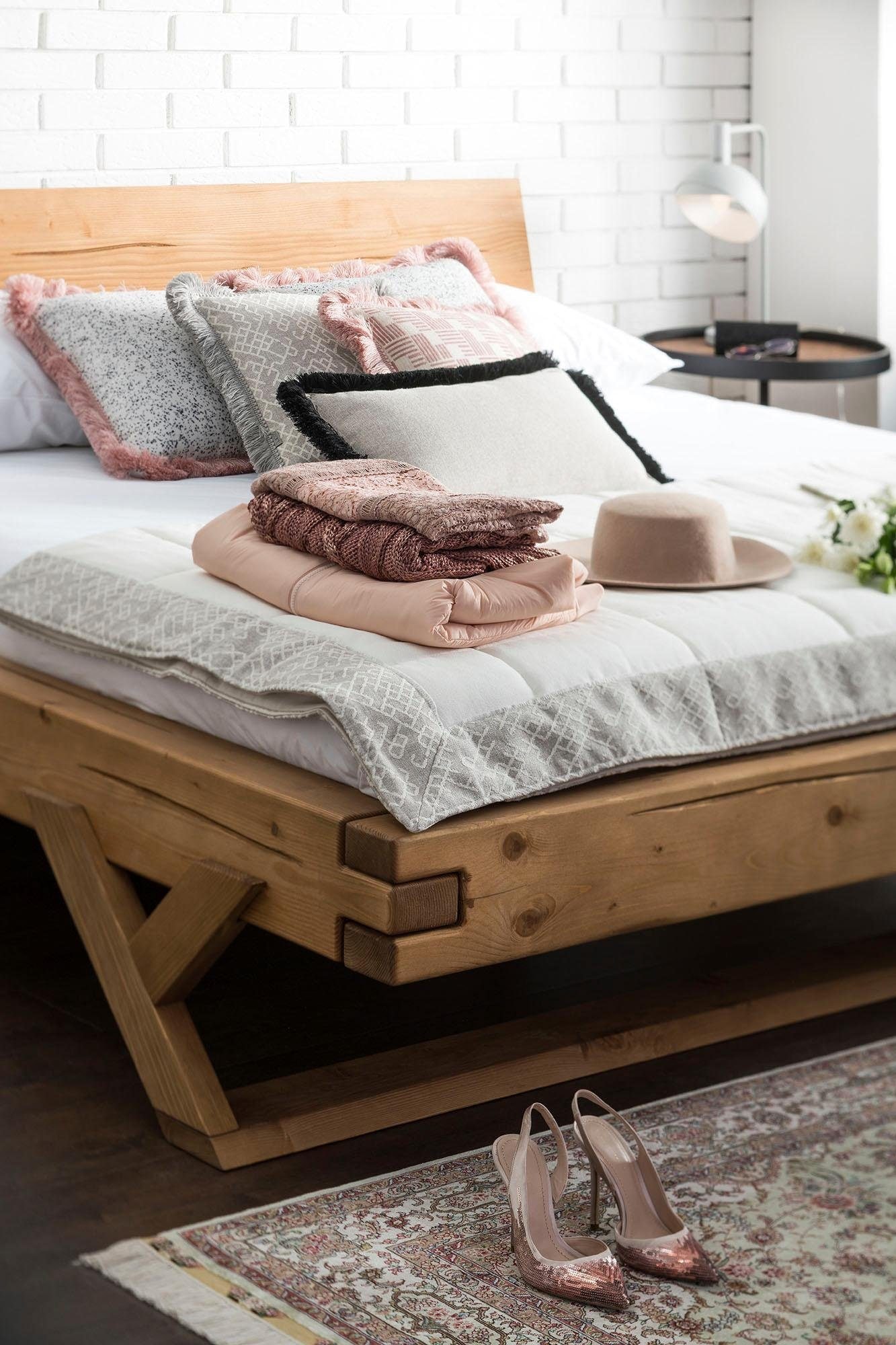 SalesFever Massivholzbett »Eik: Elegantes Bett aus Massivholz« Tradition trifft Moderne: Unikates Balkenbett mit Y-Füßen