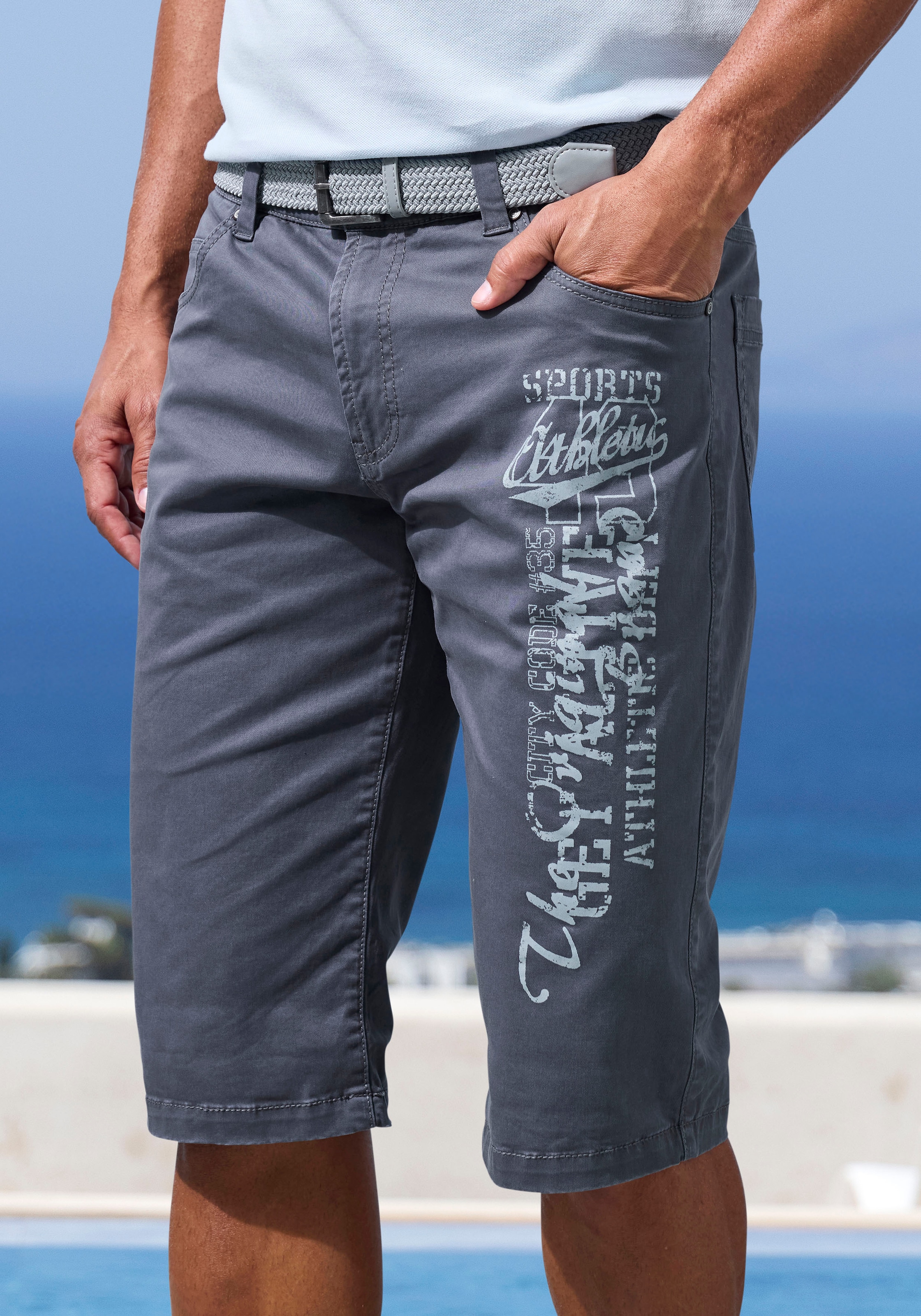 John Devin Bermudas »aus elastischer Baumwollmischung«, mit großem Druck auf dem Bein, 3/4 Shorts