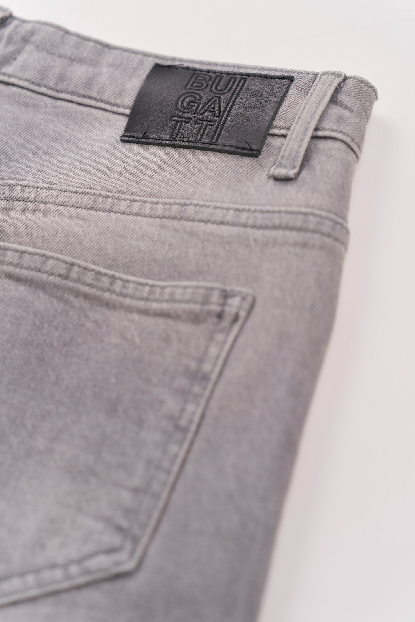 bugatti 5-Pocket-Jeans, mit geradem Beinverlauf