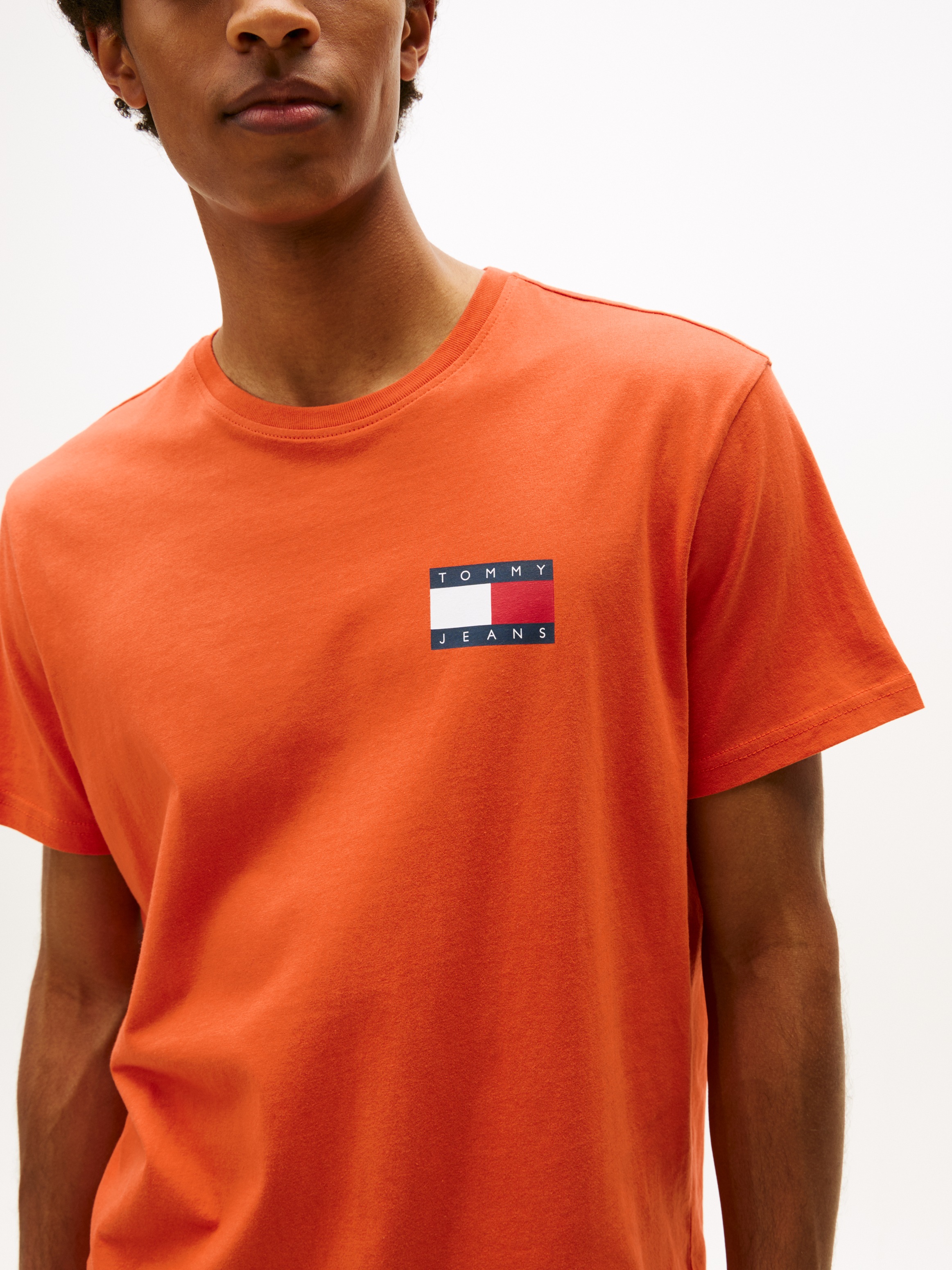 Tommy Jeans T-Shirt »TJM SLIM ESSENTIAL FLAG TEE EXT«, Mit Rundhalsausschnitt