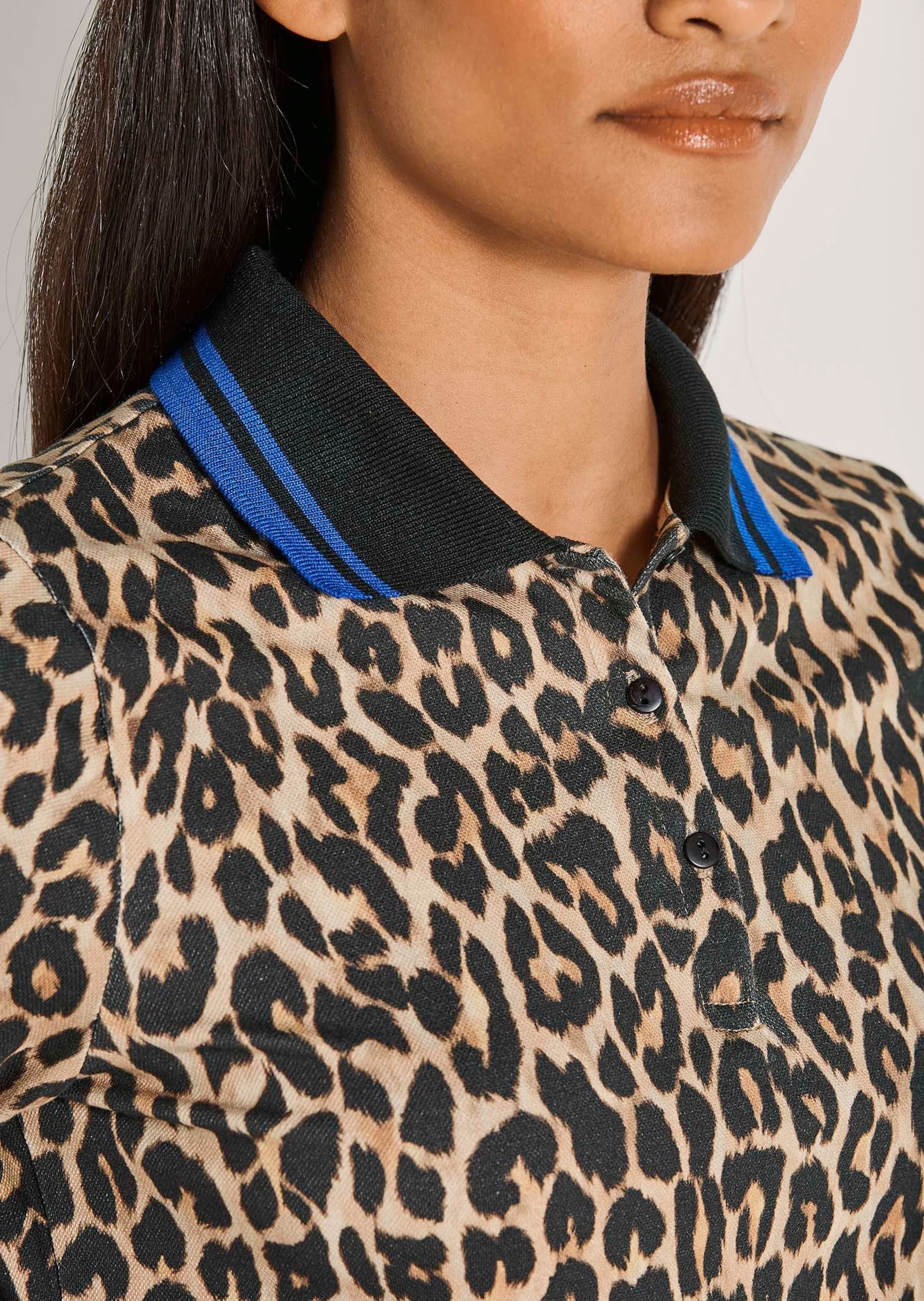 MADELEINE Kurzarmshirt »Poloshirt Modernes Shirt mit Leo-Print«