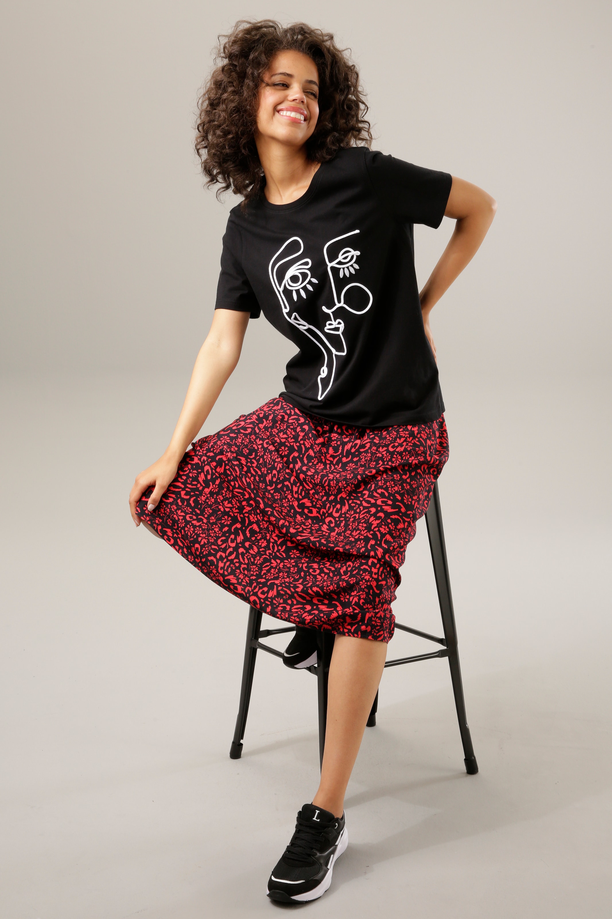 Stickerei kunstvollem Online Shop T-Shirt, aus und kaufen mit OTTO im CASUAL Aniston Kopf Kordel