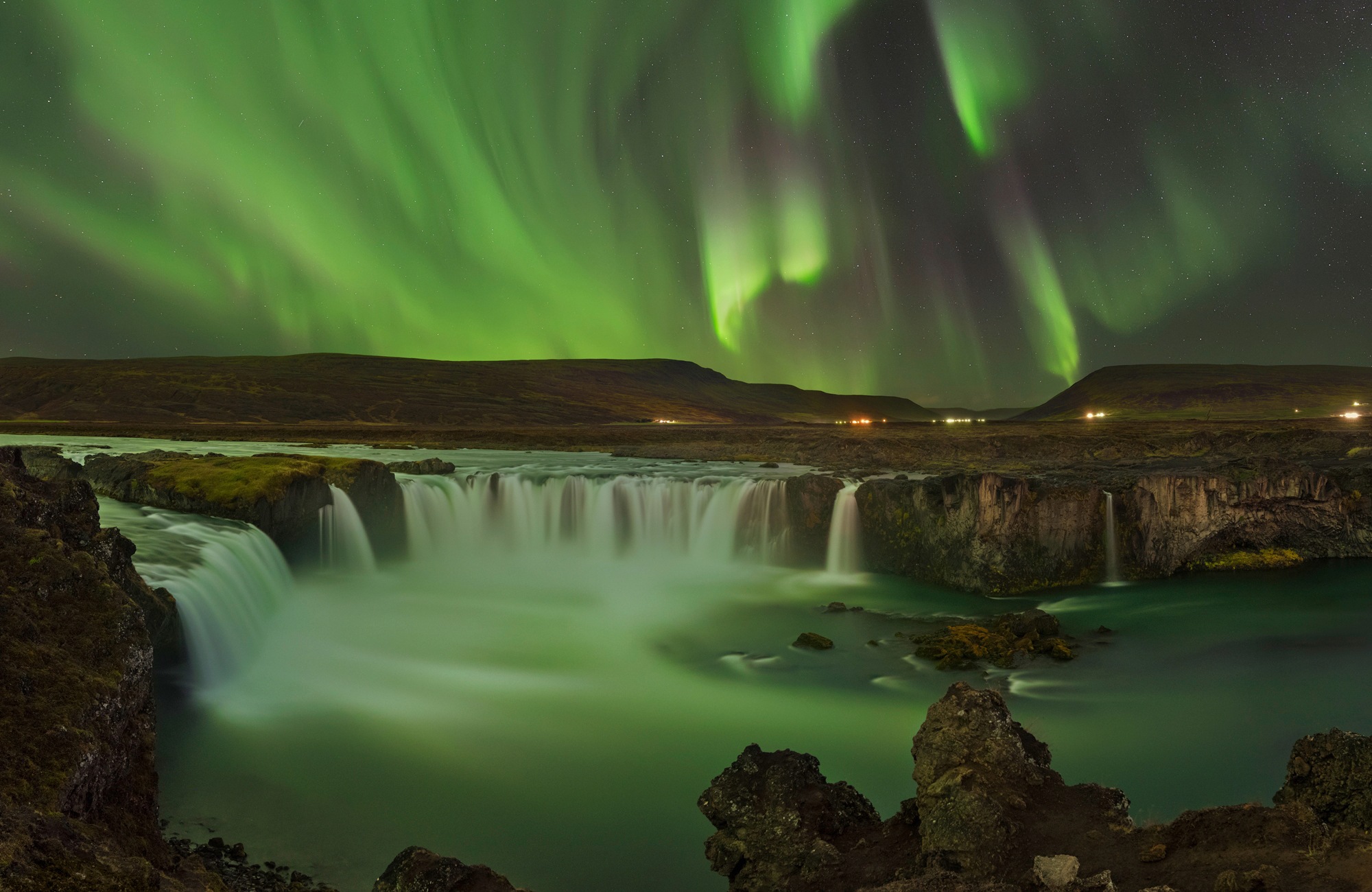 Papermoon Fototapete »Photo-Art JAN SMID MASTER, WASSERFALL DER GÖTTER NORDLICHT«