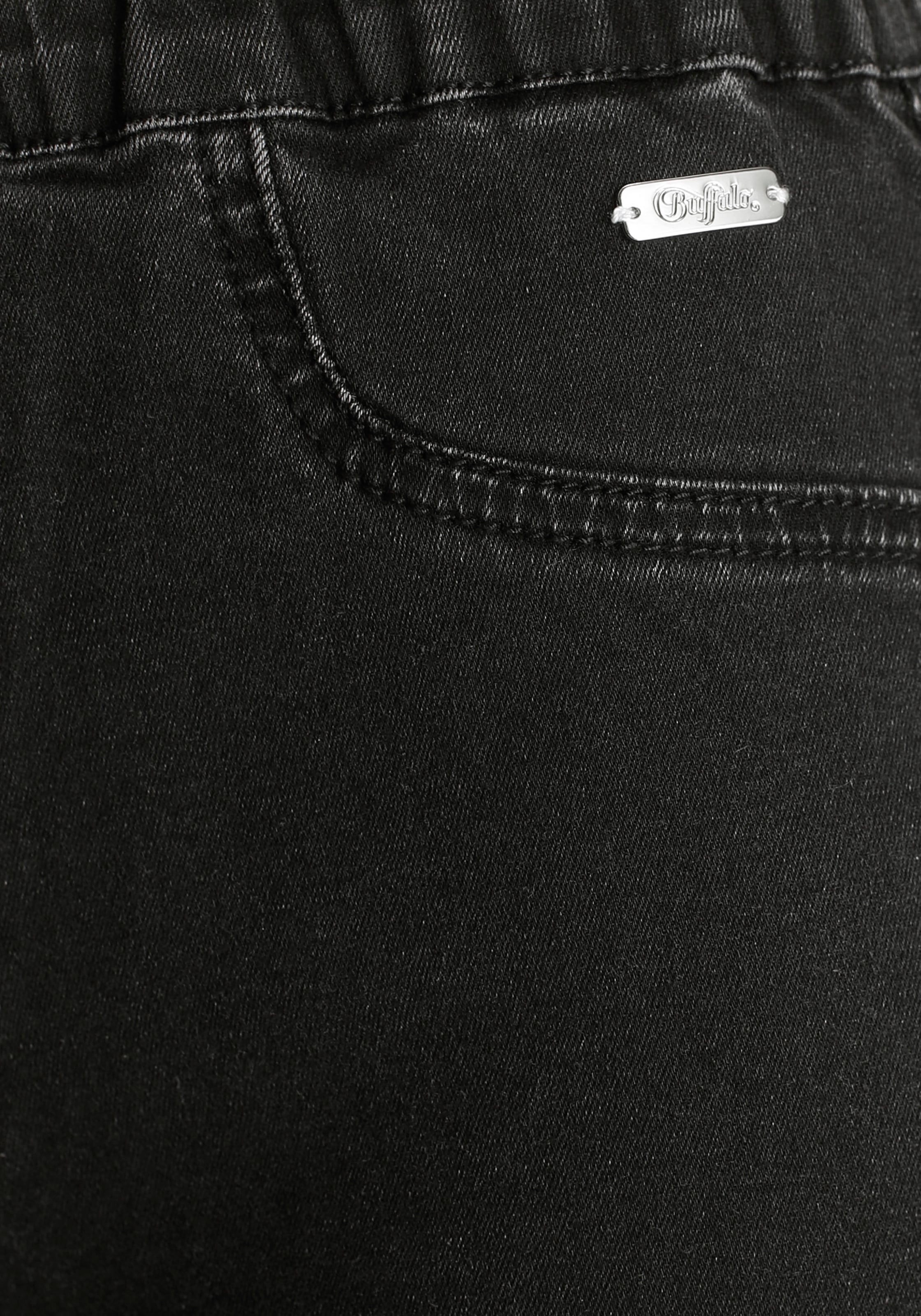 Buffalo Shorts, in elastischem Denim mit zwei Gesäßtaschen