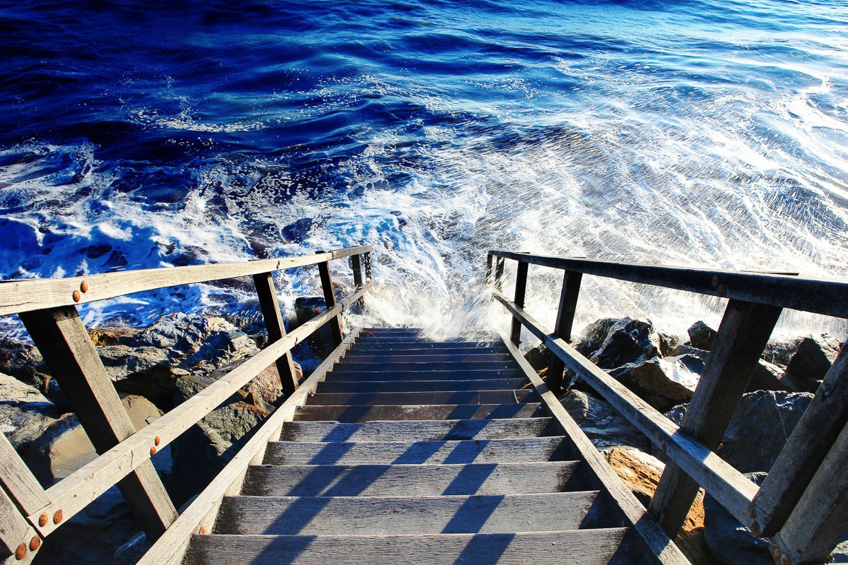 Papermoon Fototapete »Treppe ins Meer«