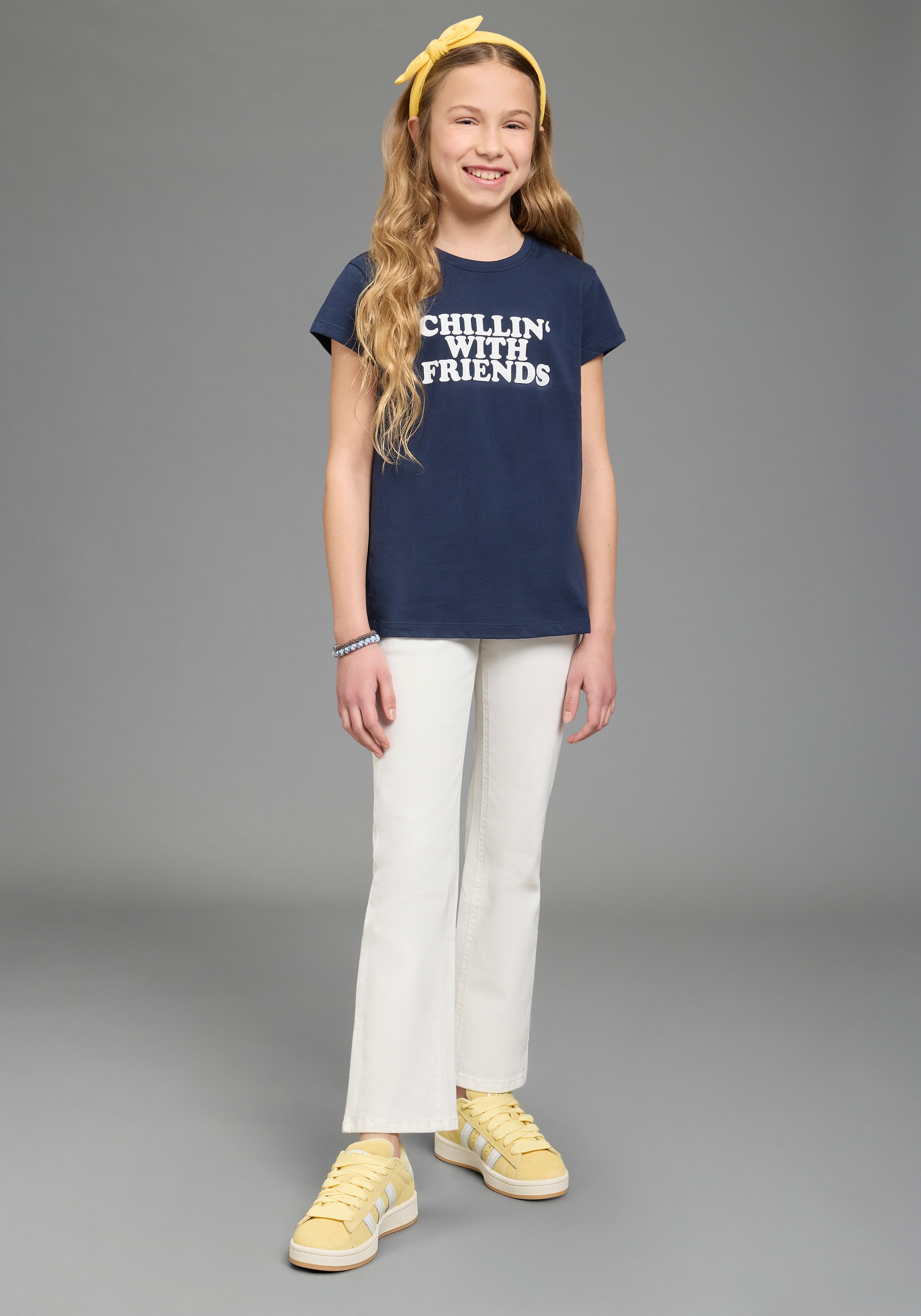 KIDSWORLD T-Shirt »T-Shirt Spruch:  CHILLIN' WITH FRIENDS« für Mädchen, Kurzarm, Rundhalsausschnitt, aus Baumwolle