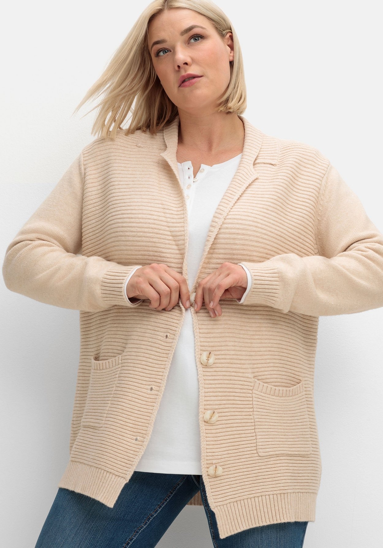 Sheego Strickjacke »Strickjacke mit Reverskragen und Rippmuster vorn«