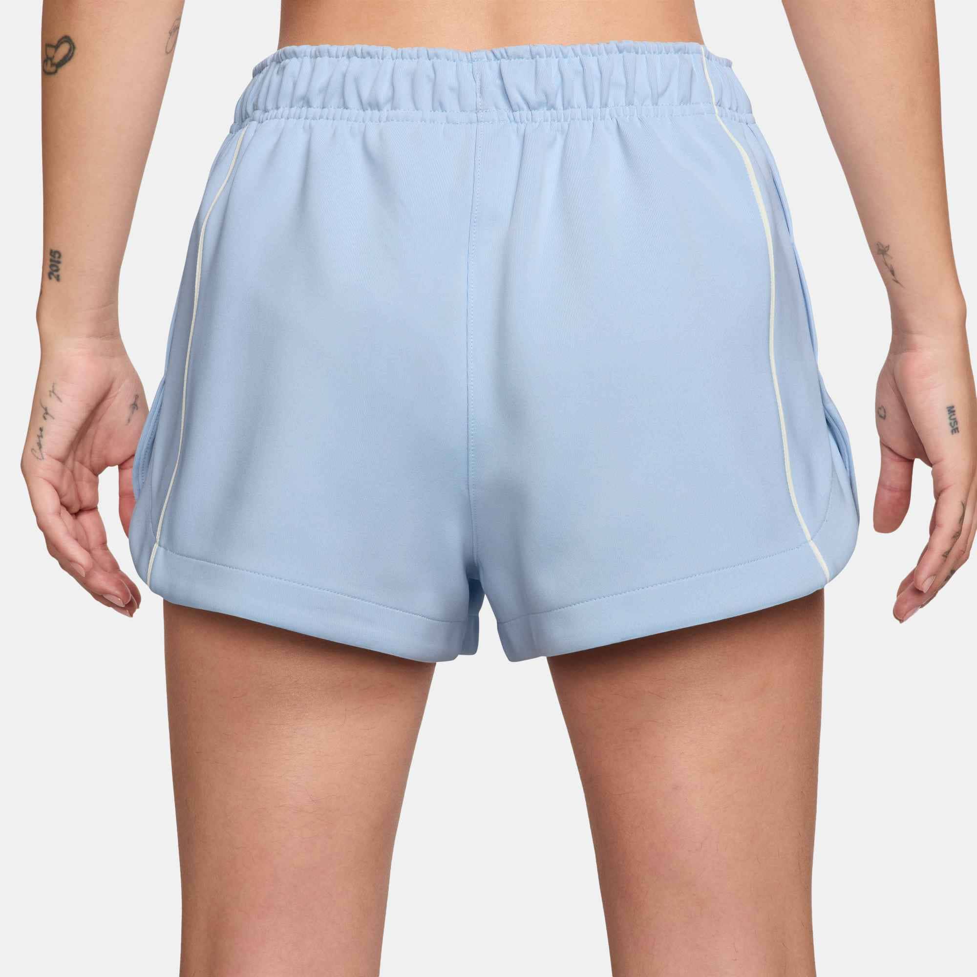 Nike Sportswear Shorts »W NSW NK WR PLY KNT MR 2" SHRT«  sportlicher Stil, für den Alltag geeignet, mit mittelhohem Bund