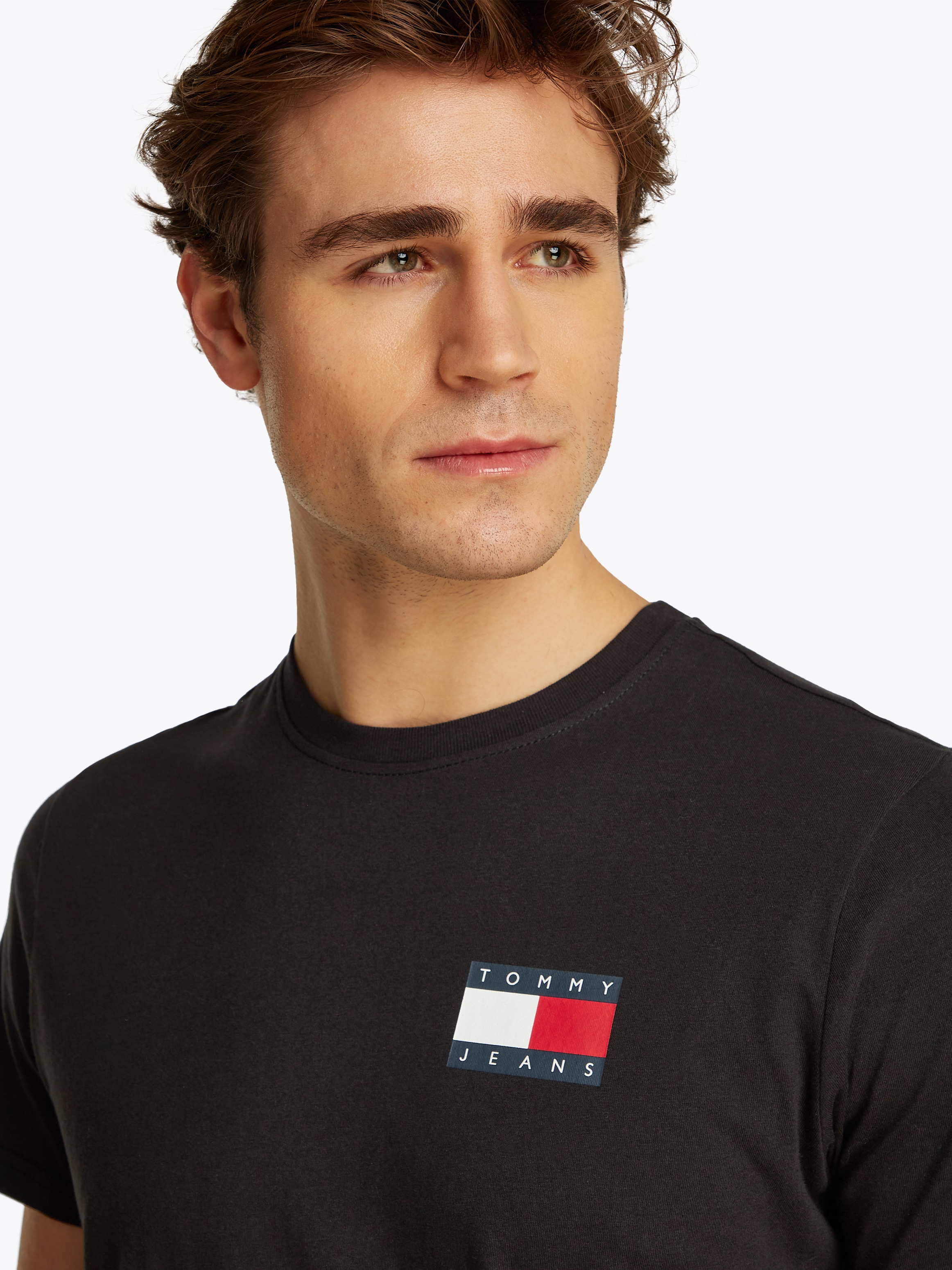 Tommy Jeans T-Shirt »TJM SLIM ESSENTIAL FLAG TEE EXT«, Mit Rundhalsausschnitt