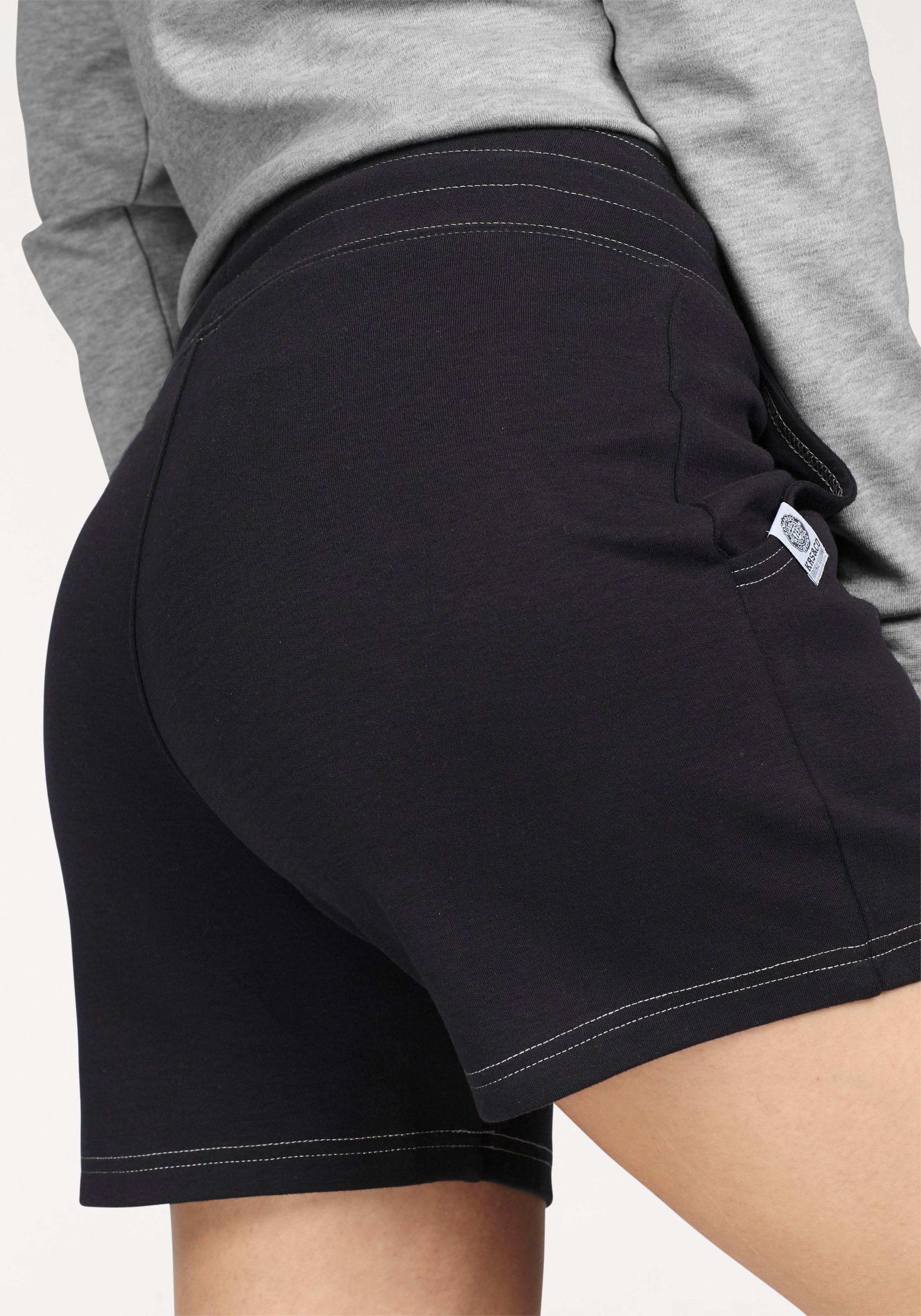 KangaROOS Sweatshorts, mit kontrastfarbener Kordel und kleinem Label-Print