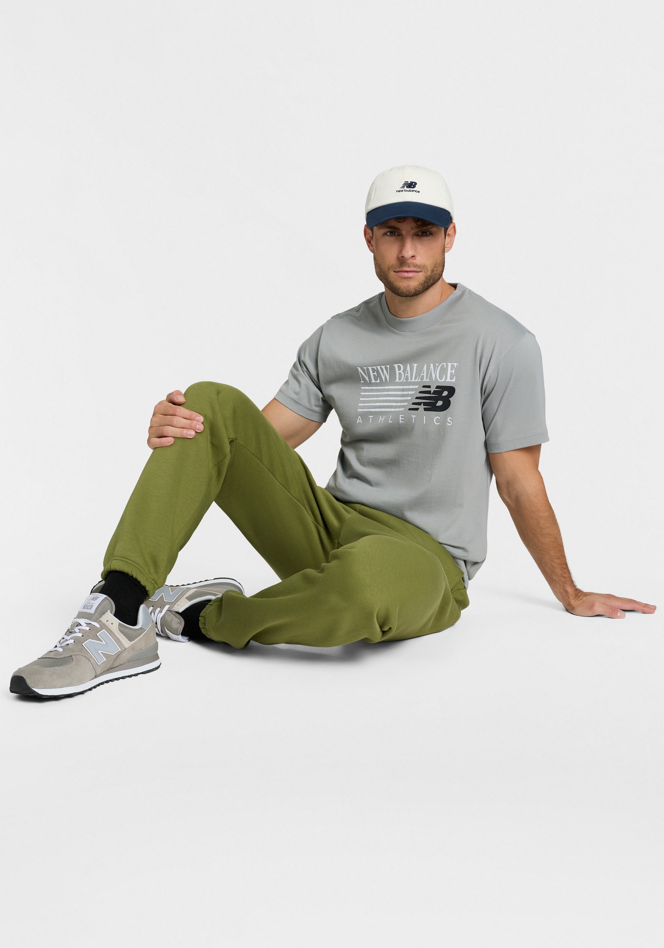 New Balance T-Shirt »REIMAGINED  GRAPHIC T-SHIRT« sportlicher Stil, T-Shirt-Schnitt, für Sportmode, aus Baumwolle