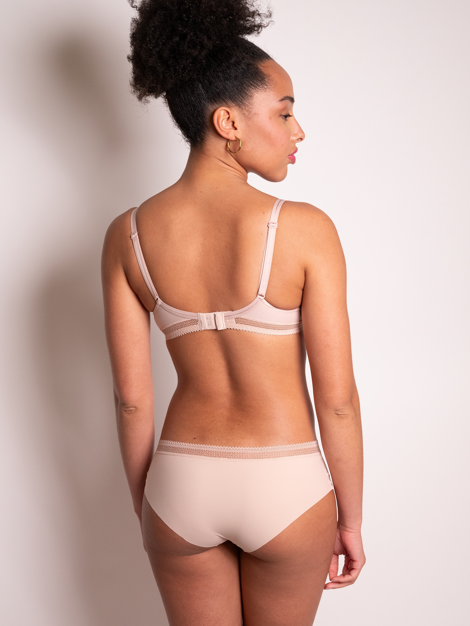 PASSIONATA Panty »DREAM TODAY«, Mit ultraflachem Spitzenband