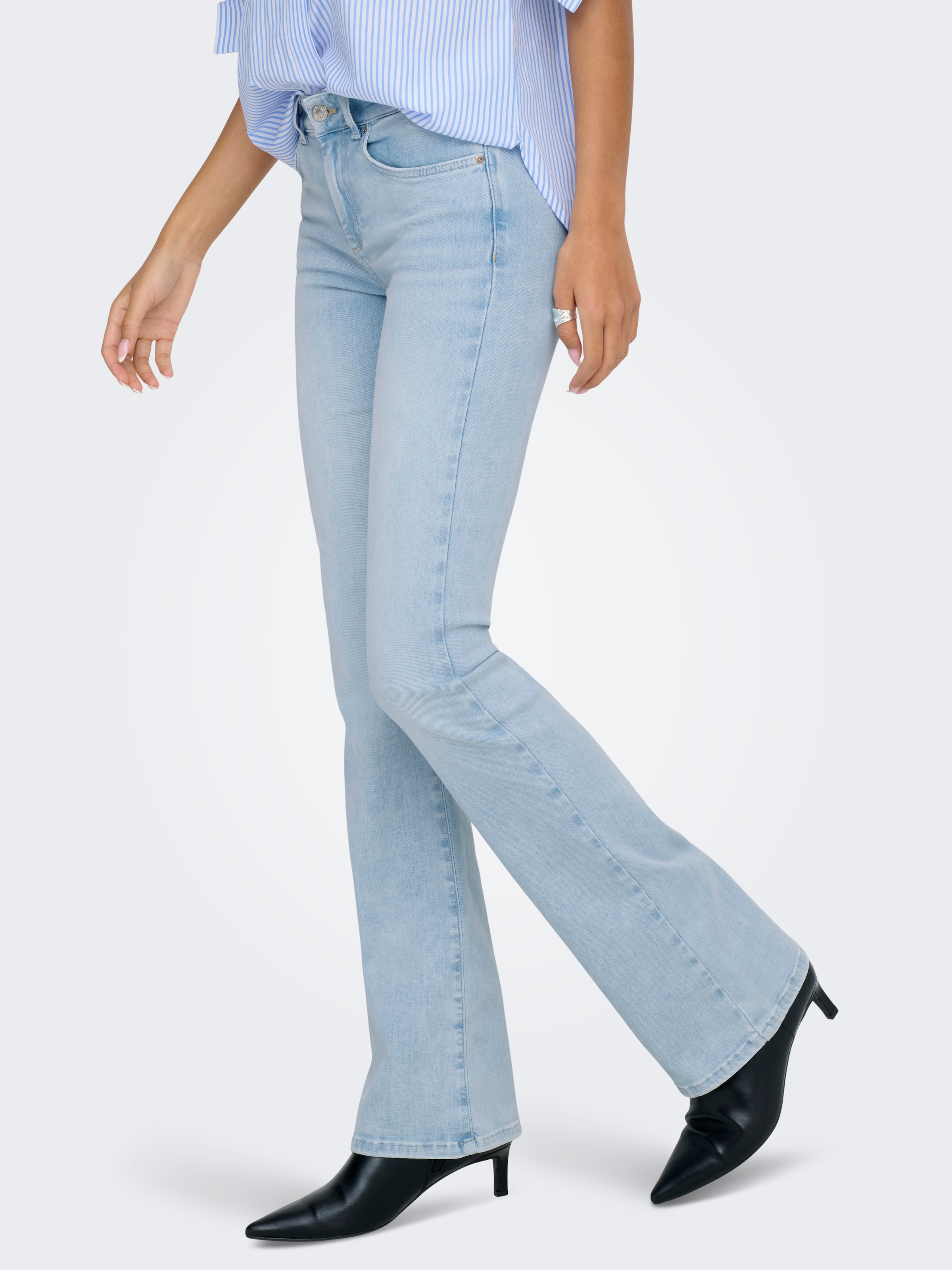 ONLY Bootcut-Jeans »ONLBLUSH MID FLARED DNM CRO495 NOOS« helle Waschung, normale Leibhöhe, ausgestellte Beinform