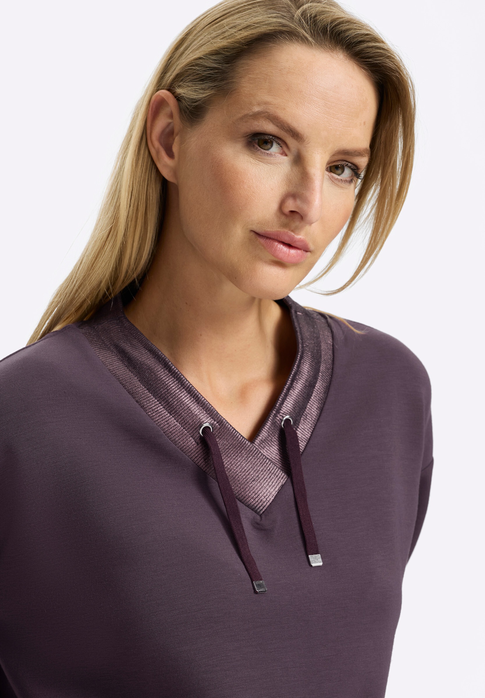 heine Sweatshirt »Sweatshirt Sweatshirt mit detailreichem V-Ausschnitt«
