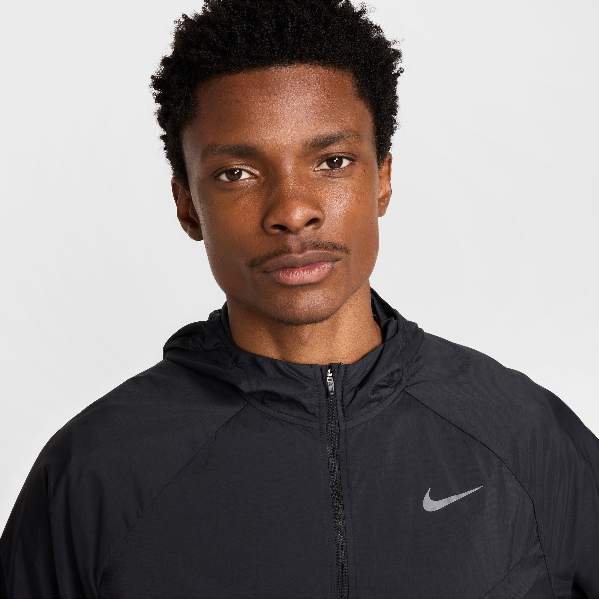 Nike Laufjacke »M NK UV RPL STRIDE JACKET« mit Kapuze für sportliche Aktivitäten, mit Kapuze, wasserabweisend