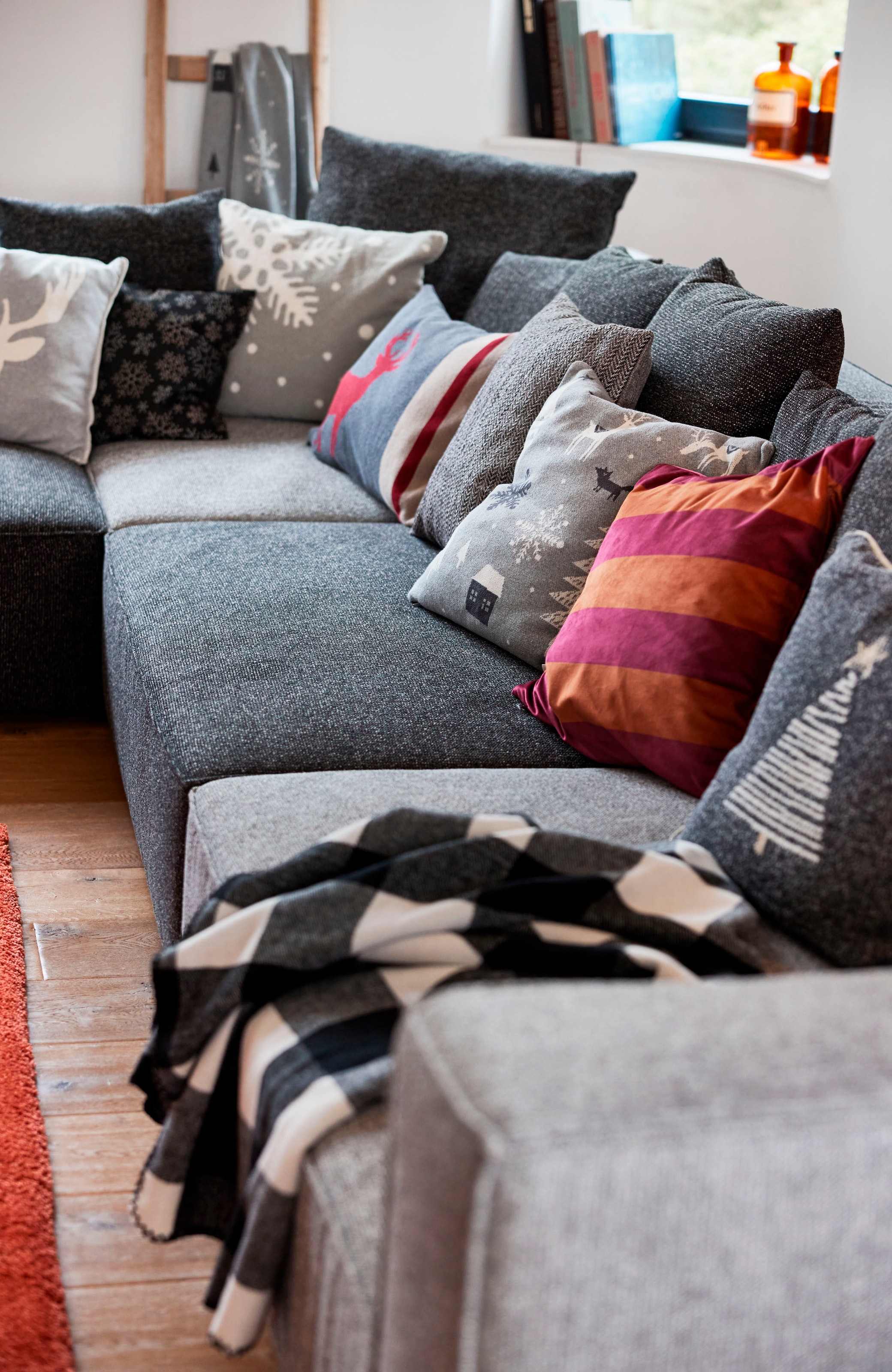 TOM TAILOR HOME Dekokissen »Colour Block«, aus leichtem Micro-Velvet, Kissenhülle ohne Füllung, 1 Stück