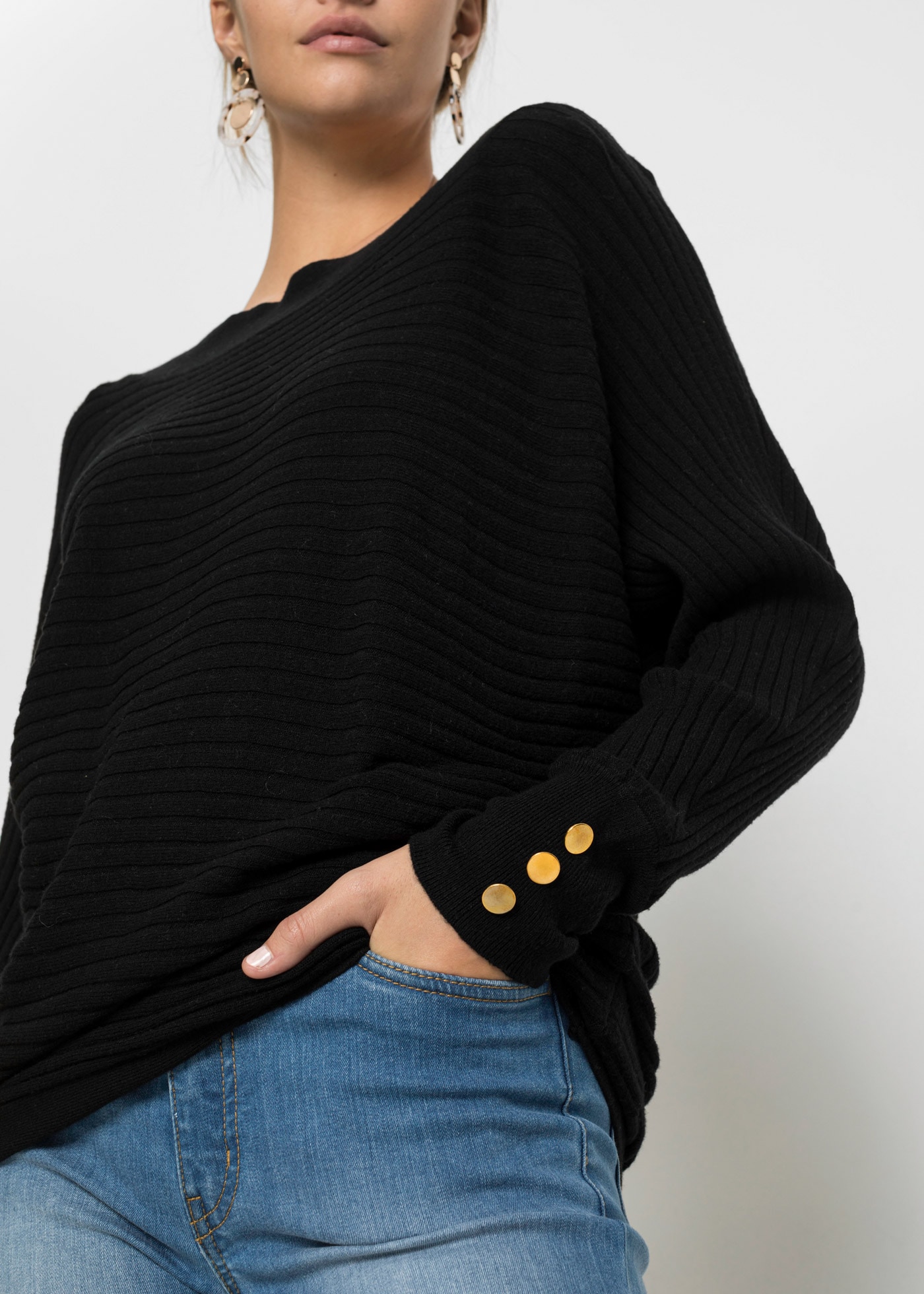 bonprix Strickpullover aus Viskose, Polyamid und Polyester, mit Knopfdetail
