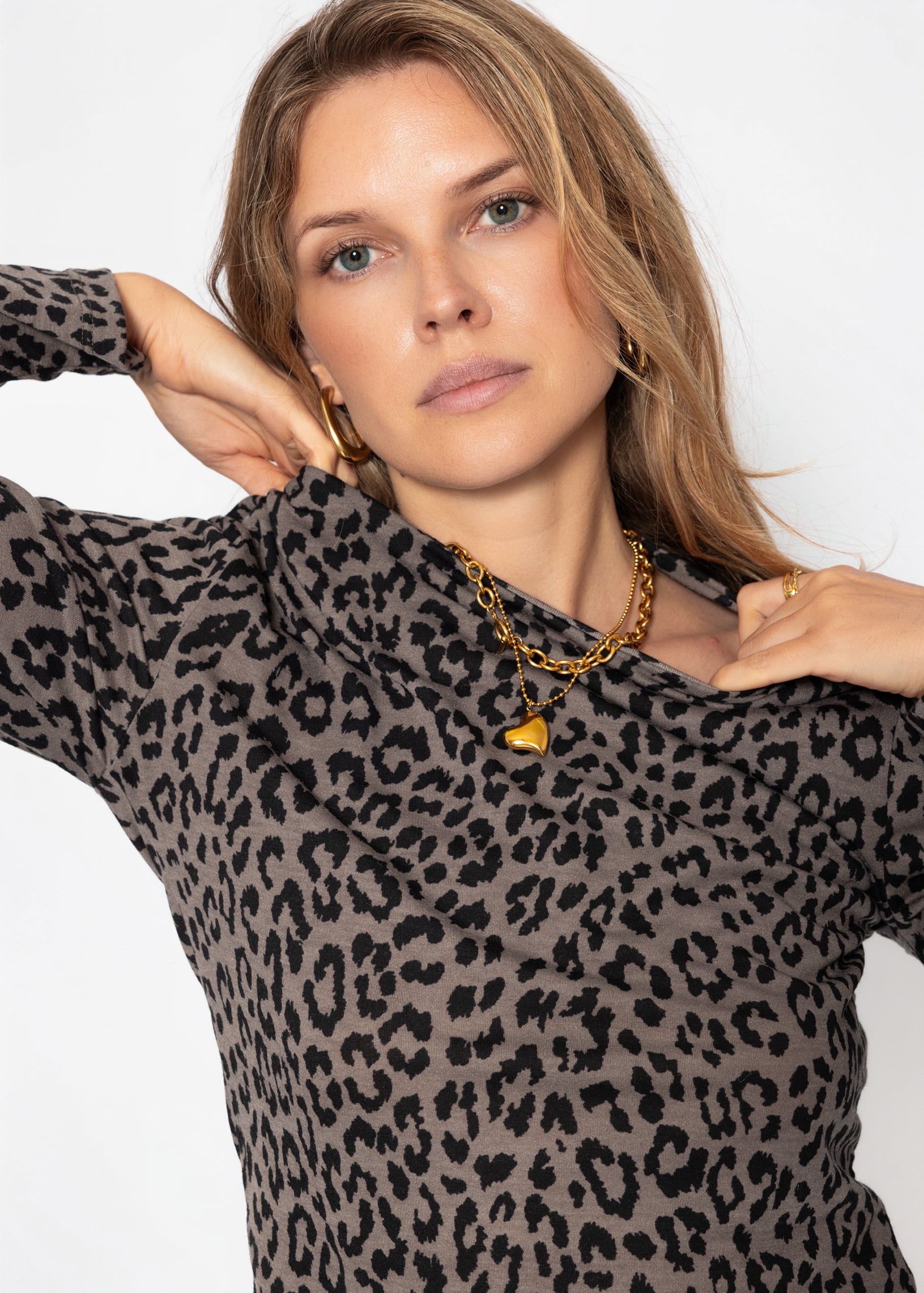 SASSYCLASSY »Langarmshirt mit Leo-Print« Körpernah geschnittenes Shirt mit Rundhals und Animalprint in Beige