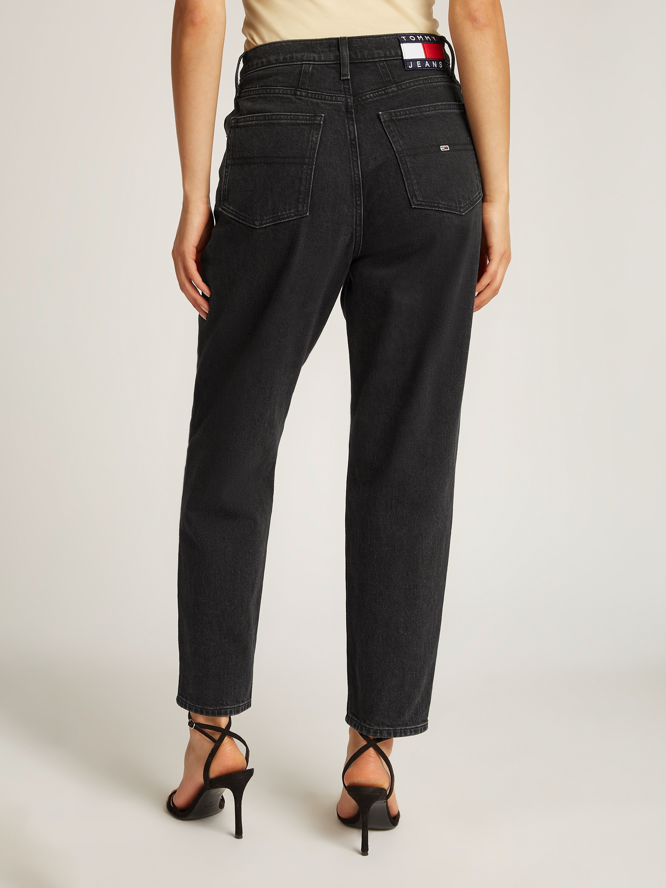 Tommy Jeans Mom-Jeans »MOM JEAN UH TPR«, mit Logo-Stickereien, in knöchelfreier Länge
