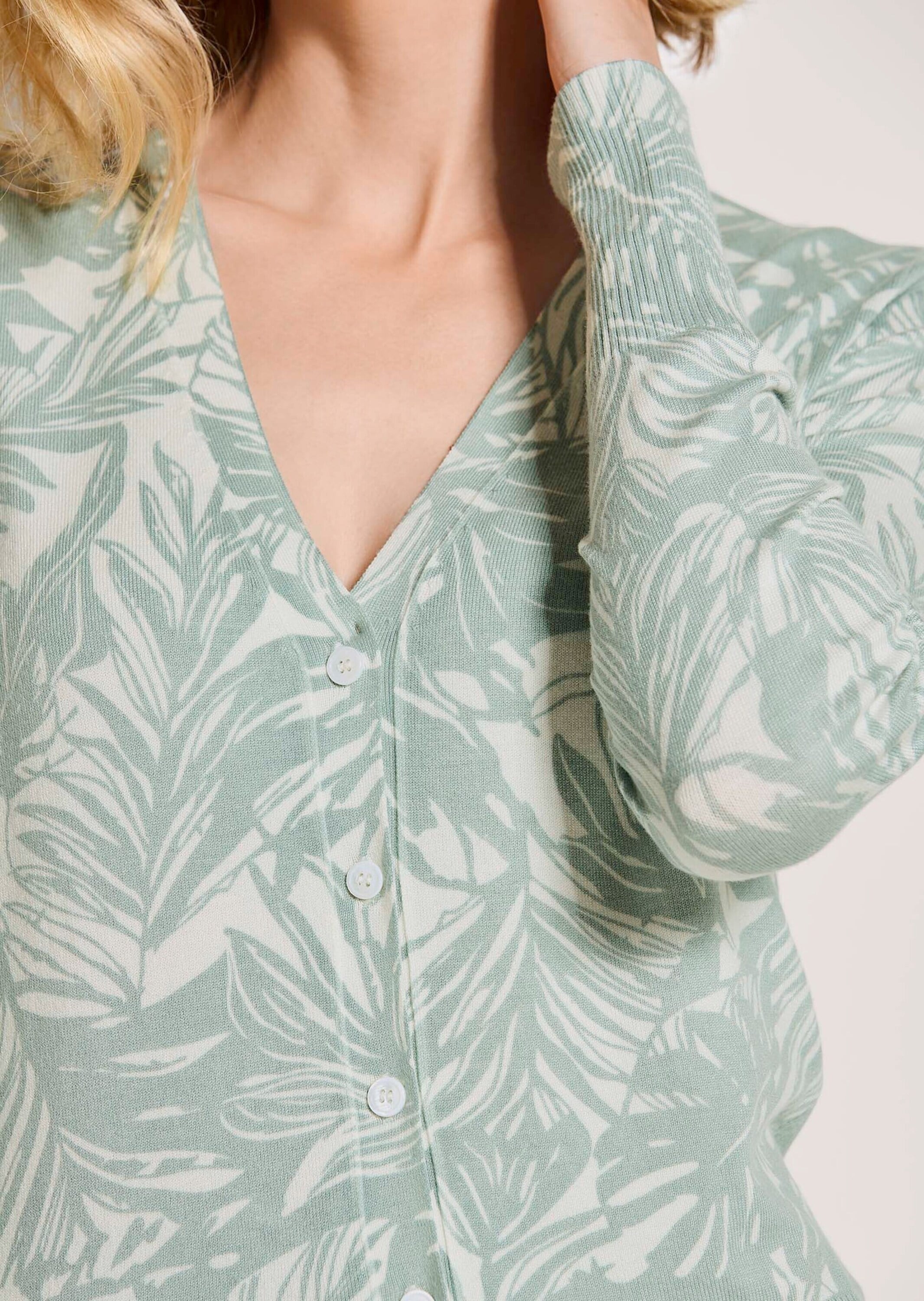 MADELEINE Strickjacke »Strickjacke Elegante Feinstrickjacke mit Print, V-Ausschnitt« Zarter Alloverprint