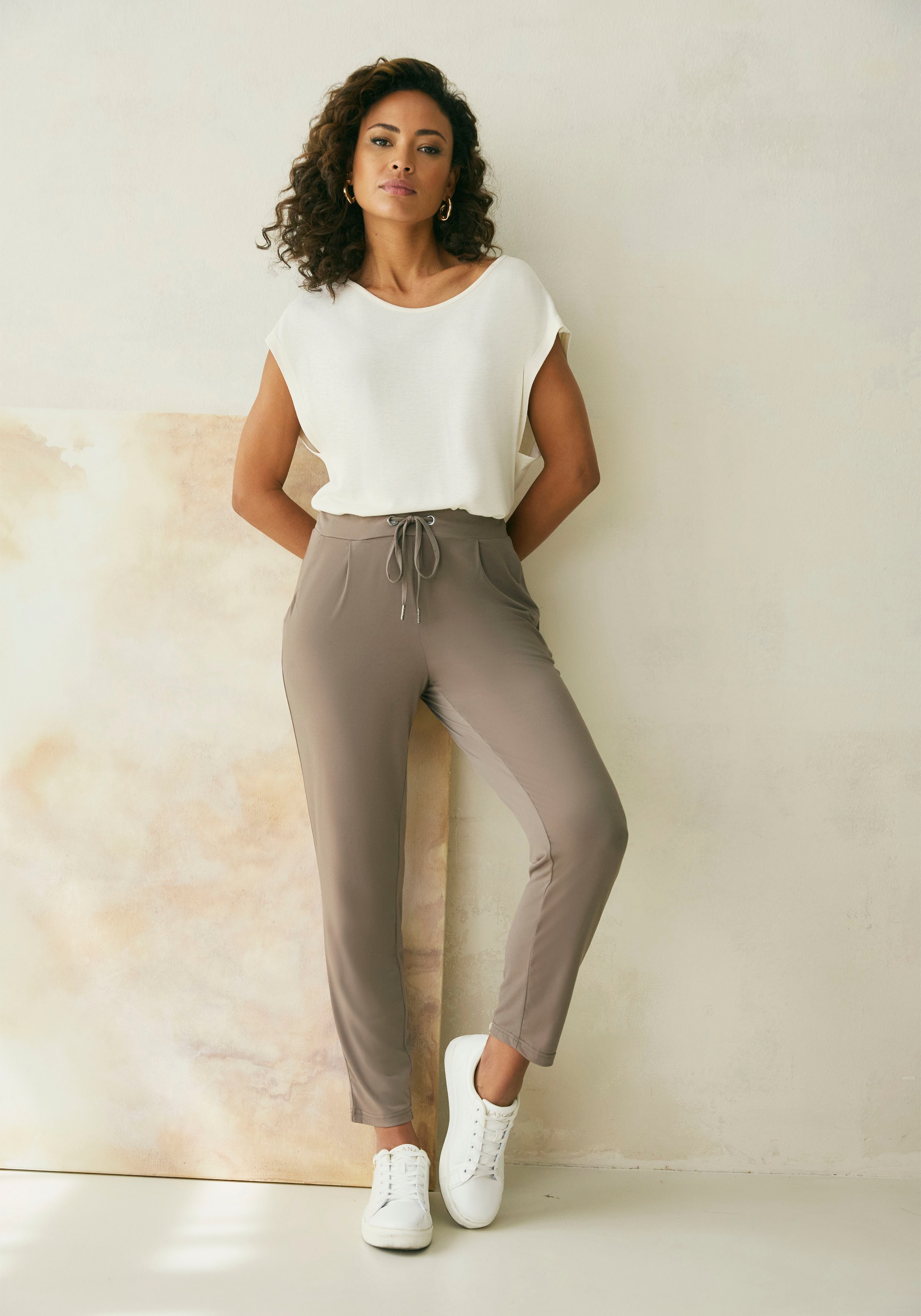 LASCANA Kurzarmshirt mit Spitzendetail im Rücken, bequemes T-Shirt aus Jersey