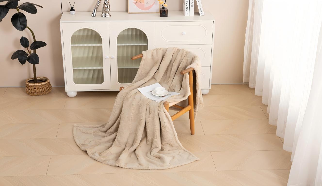 OTTO home Wohndecke »Cinnia« weich, modern, angenehm, wärmend, pflegeleicht, Decke, 630 g/m²