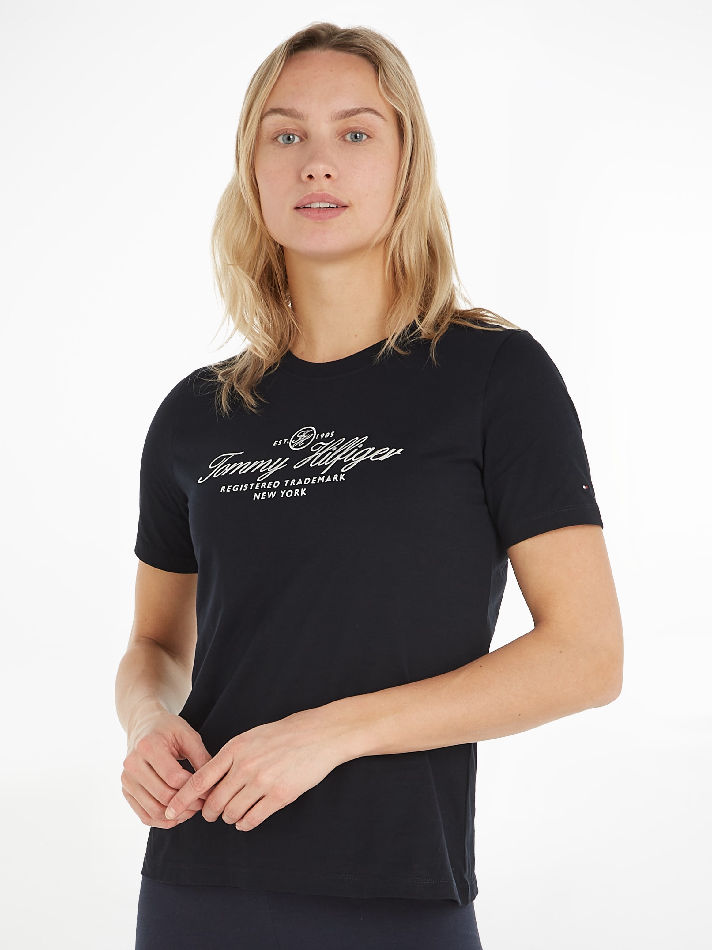 Tommy Hilfiger T-Shirt »REG HILFIGER SCRIPT C-NK SS«, mit dezentem  Markenlabel auf dem Ärmelabschluss bei OTTOversand
