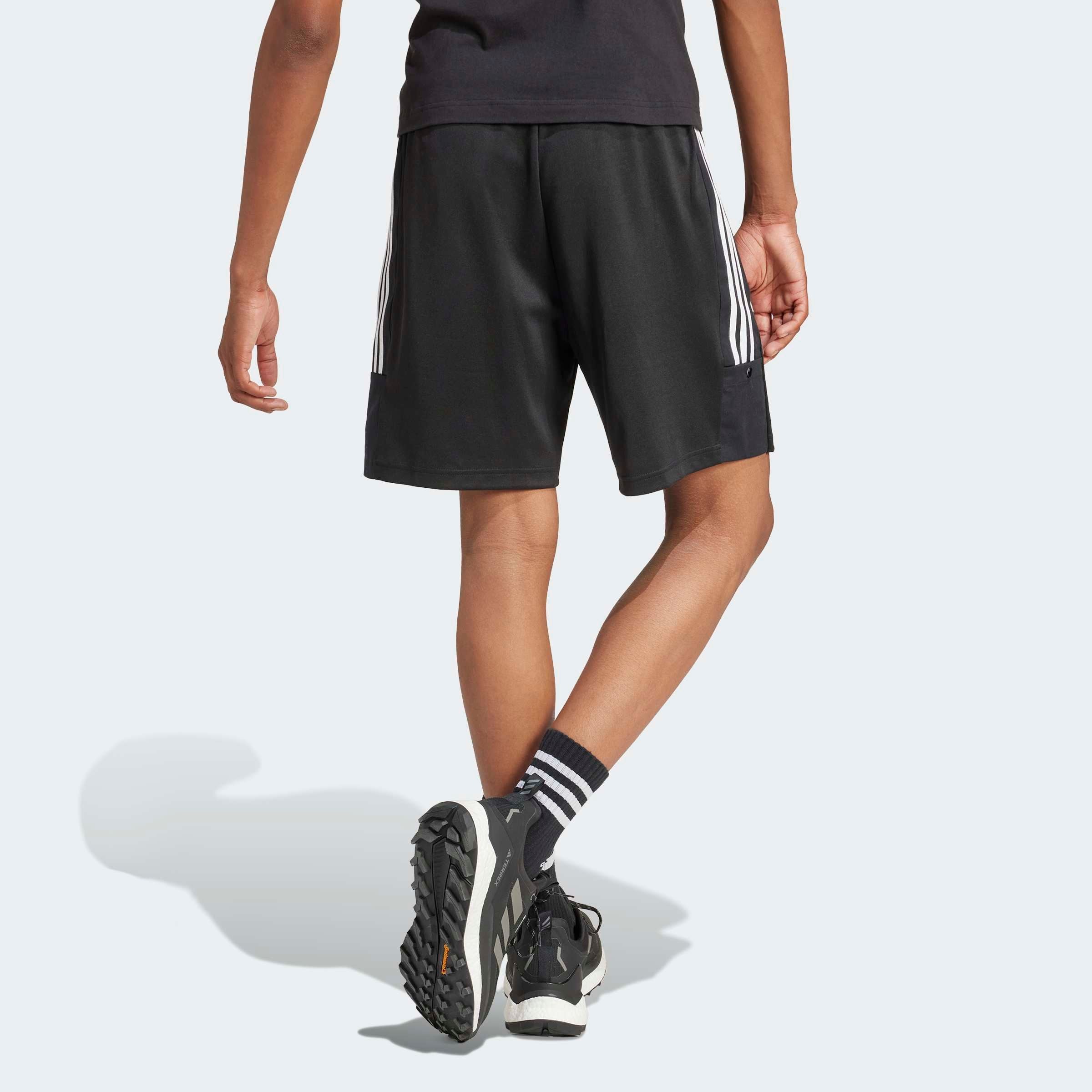 adidas Sportswear Shorts »M TIRO SHO Q1«, (1 tlg.), Trainingsshorts mit Logo, Druckknopftasche
