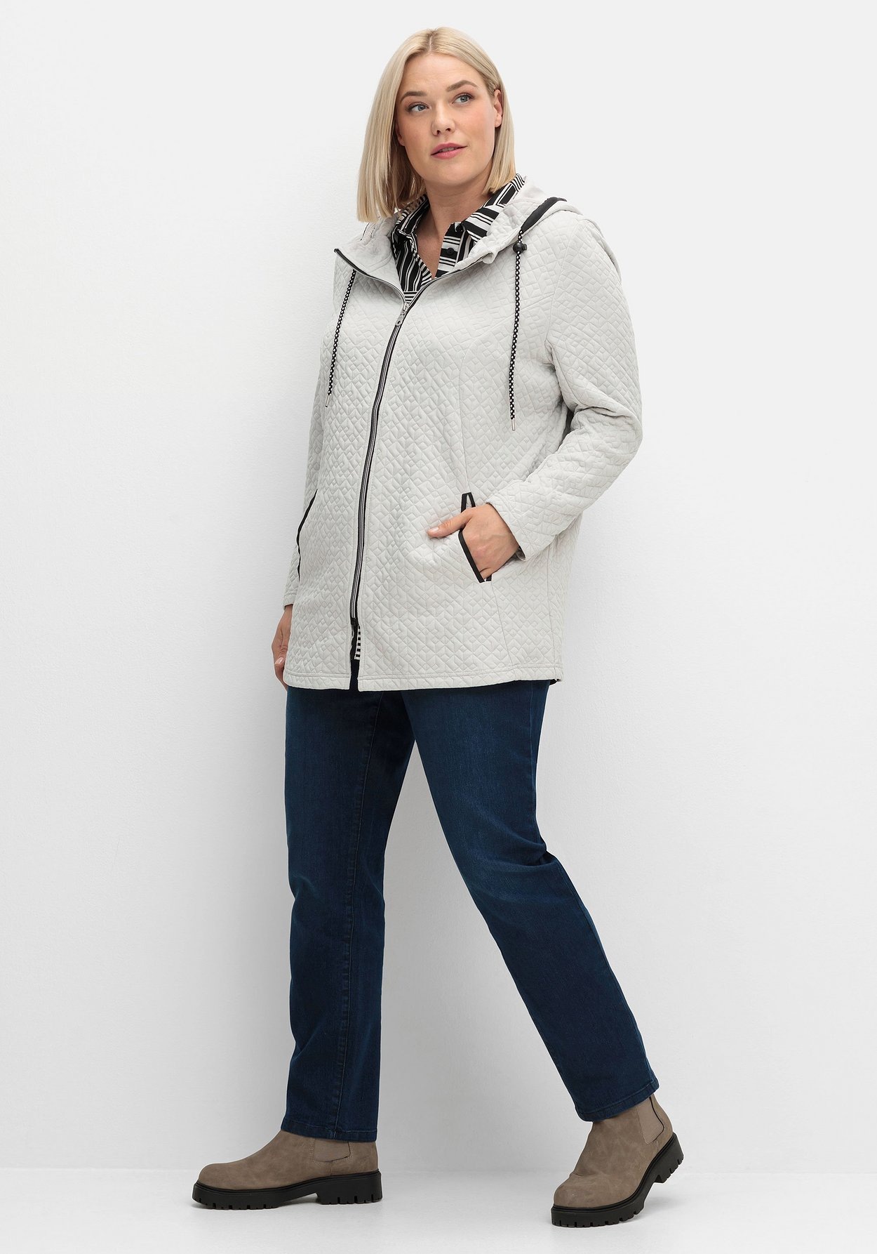 Sheego Kapuzensweatjacke »Kapuzen-Sweatjacke in gesteppter Jacquard-Qualität«, in gesteppter Jacquard-Qualität