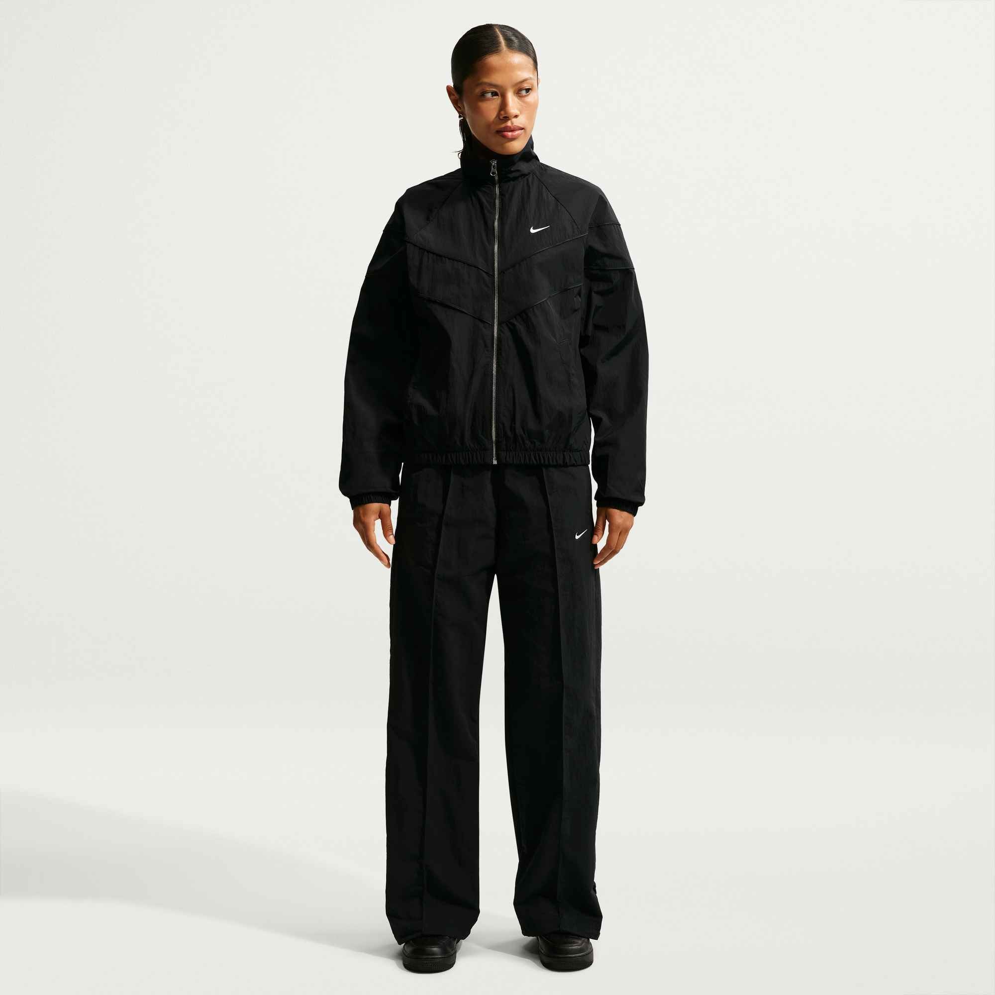 Nike Sportswear Sporthose »W NSW TREND WVN MR PANT«  wasserabweisendes Material, verstellbare Passform