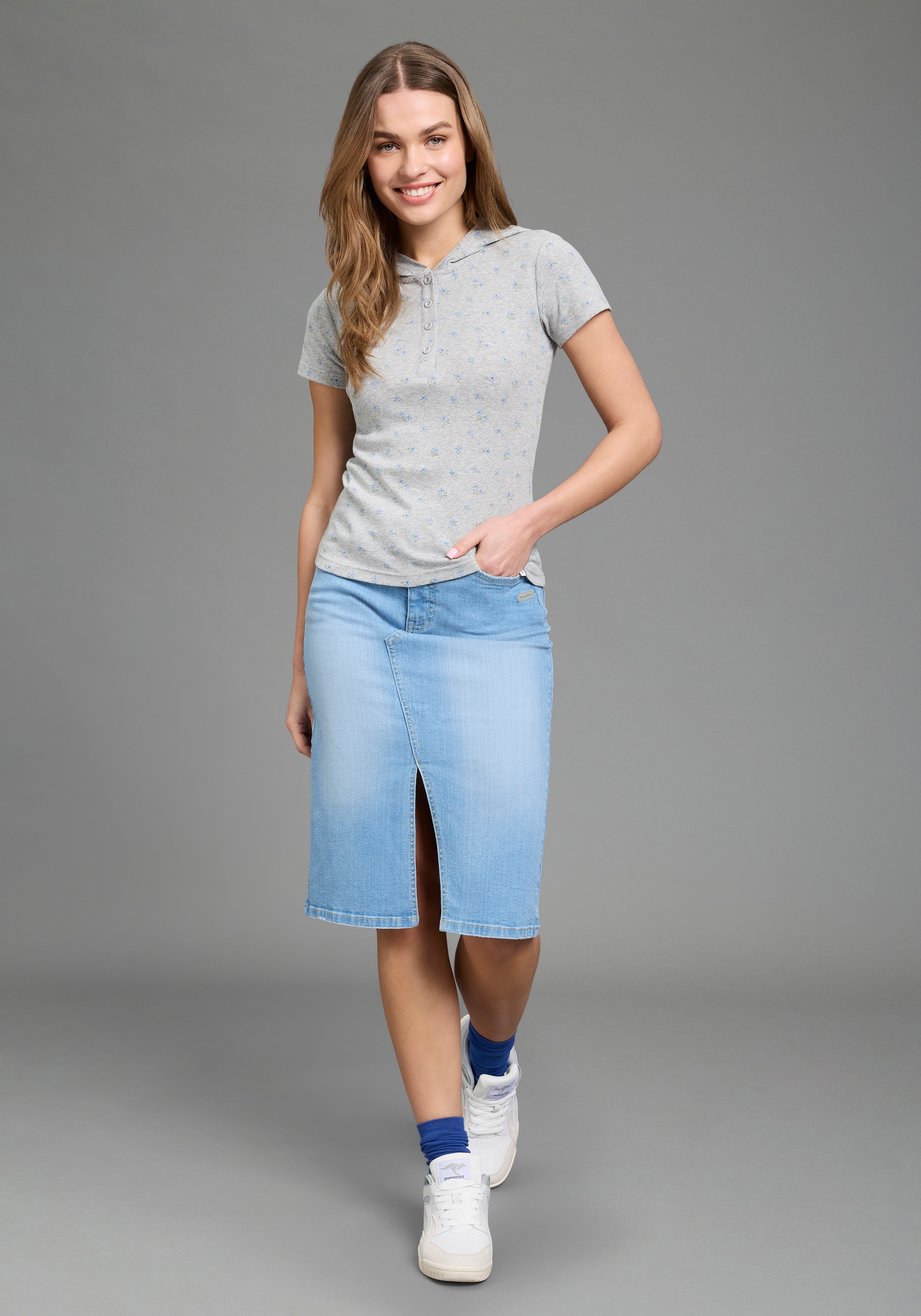 KangaROOS Kapuzenshirt figurbetonte Passform, Kurzarm, mit Kapuze, Rippware