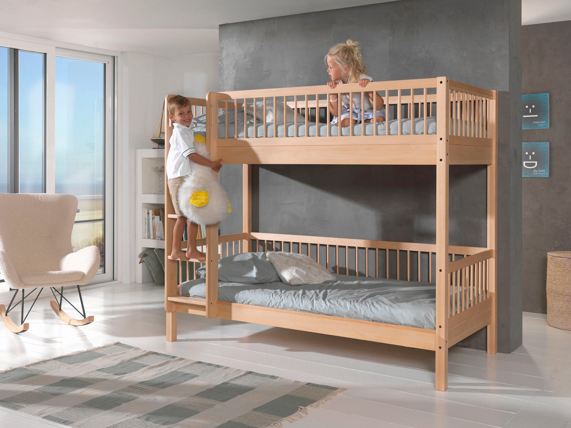 Vipack Etagenbett »Forrest in Buche massiv natur lackiert, umlaufende Sprossen-Optik« 2 Liegeflächen 90/200 cm, Pfostenstärke 55x55 mm, stabil gebaut,  inkl. Rolllattenroste, ideale Raumnutzung im Kinderzimmer