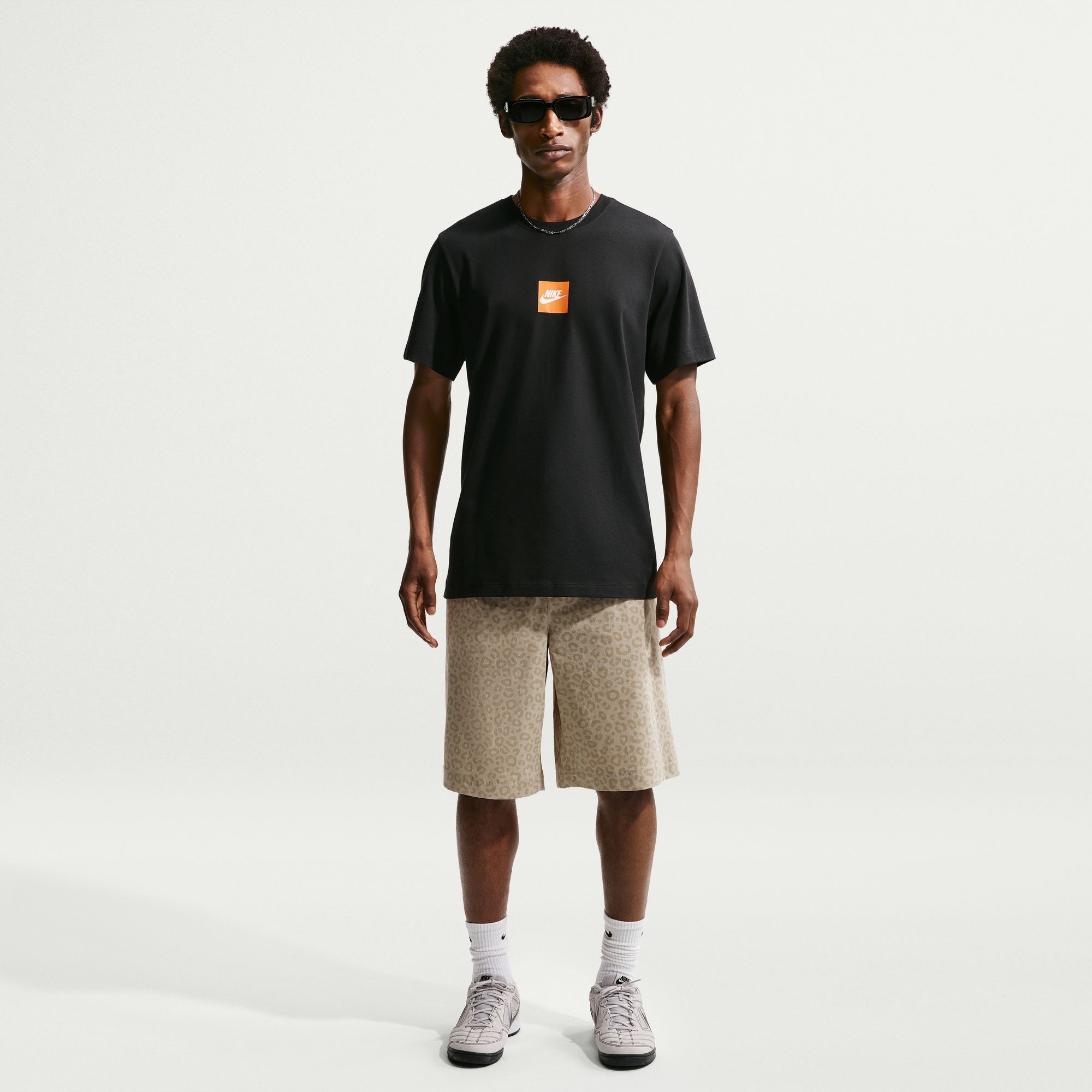 Nike T-Shirt »U NSW TEE STD JDI« mit sportlichem Rückenprint, hüftbedeckende Länge, Kurzarm, Rundhals