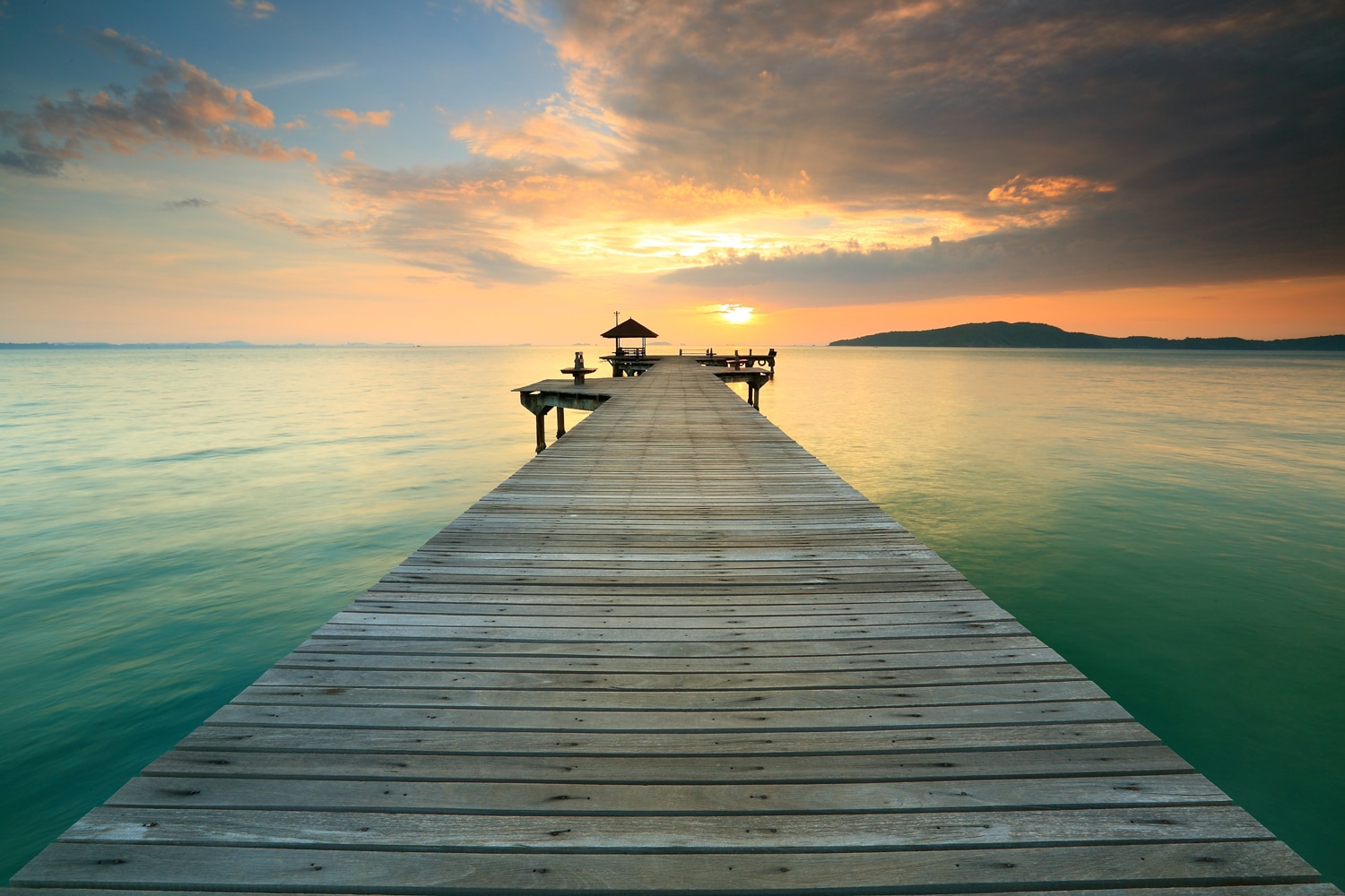 queence XXL-Wandbild »Akustikbild Steg Bali Sonnenuntergang«, Bilder vom Sonnenuntergang & -aufgang-Bilder von Asien-Gewässer-Meer-Natur-Steg-Wolken, (1 St.), Einfache Akustiklösung ohne Baumaßnahme, Schalldämmung, Paneele