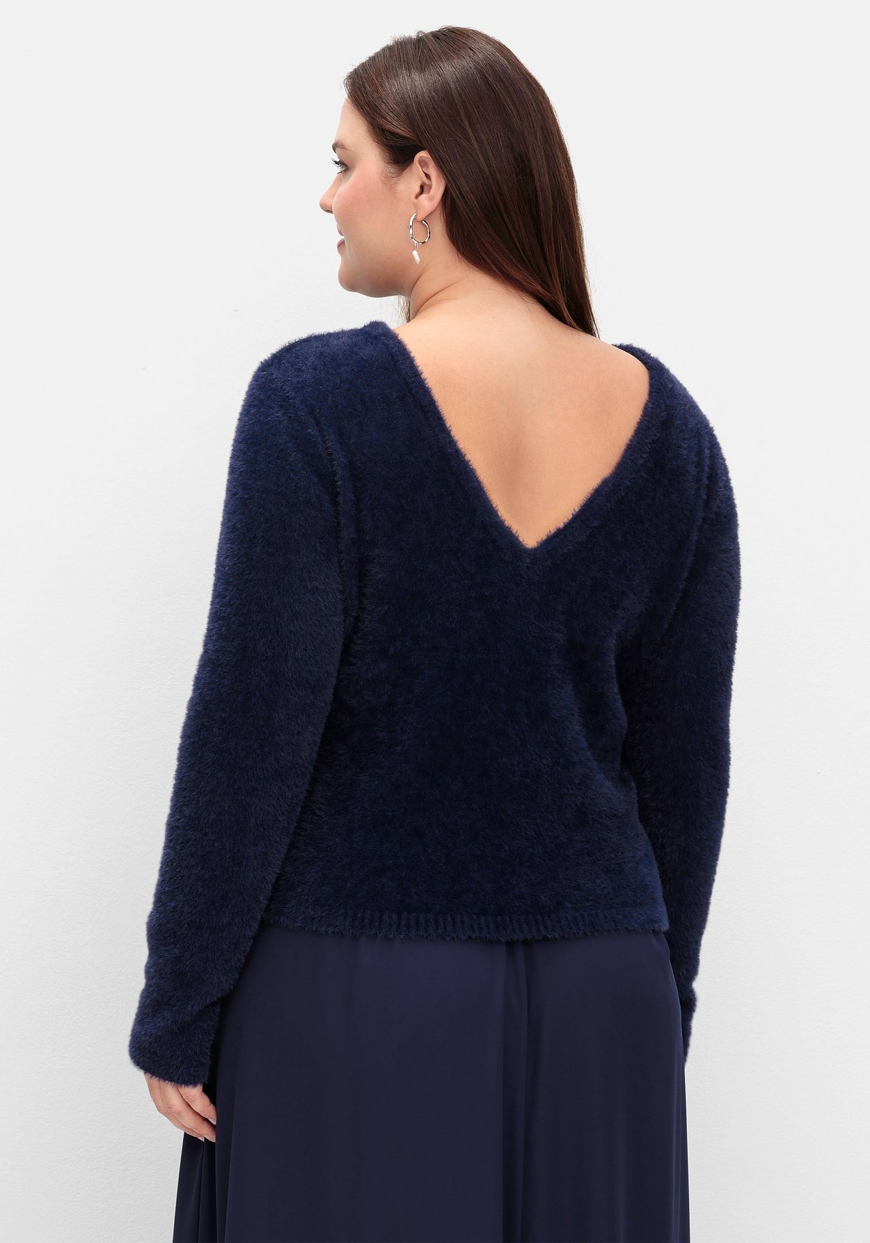 Sheego Rundhalspullover »Flauschiger Pullover mit tiefem V-Ausschnitt hinten«