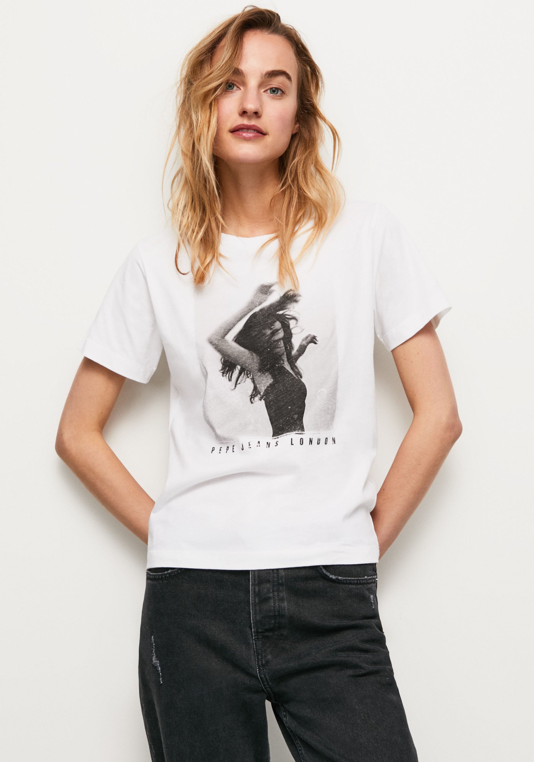 Pepe Jeans T-Shirt und bestellen »SONYA«, bei mit in figurbetonter tollem Passform OTTO Frontprint markentypischem