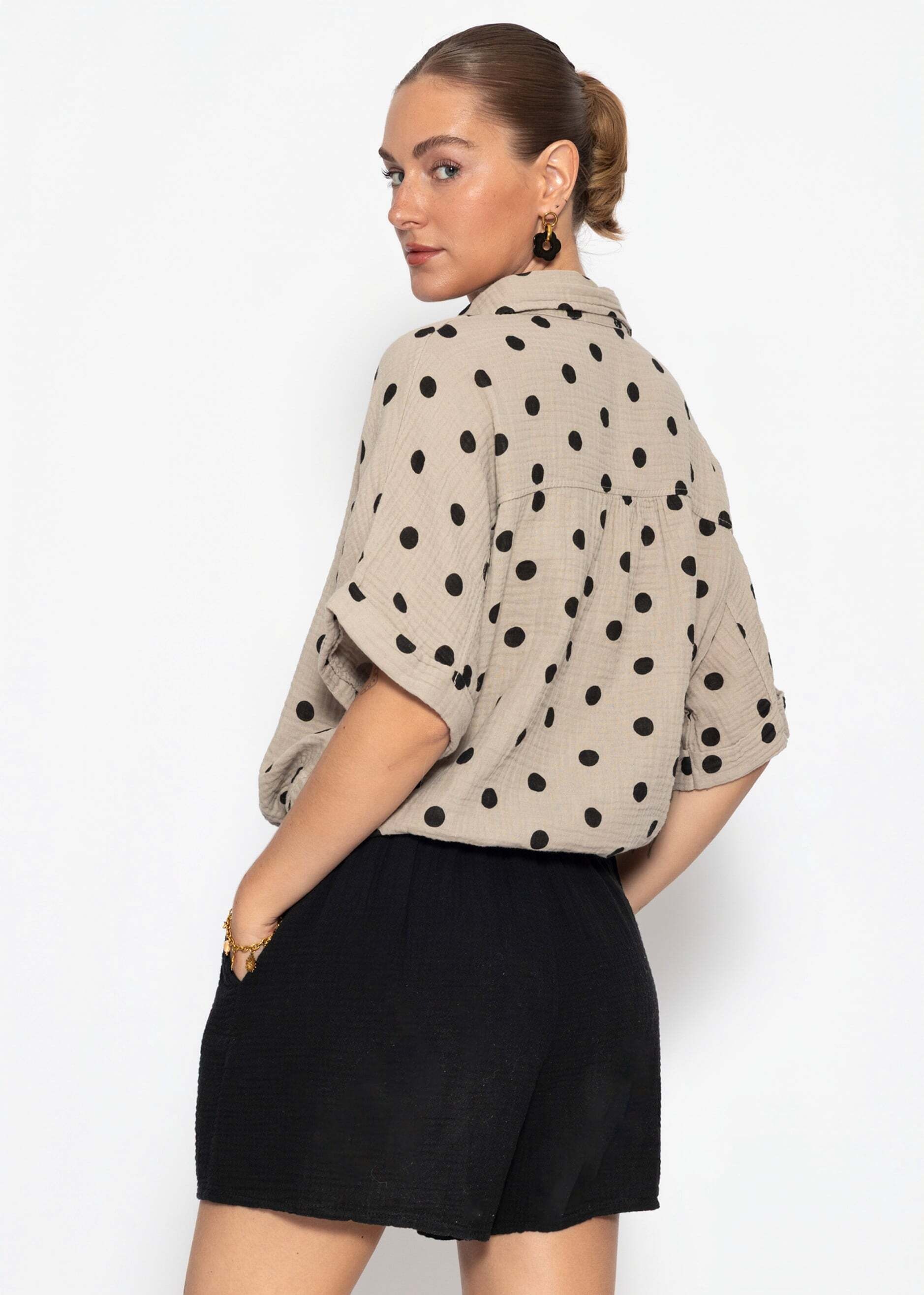 SASSYCLASSY Blusentop »Bluse mit Zugband und Punkten« Leichte Baumwollbluse mit halblangen Ärmeln und Hemdkragen Taupe