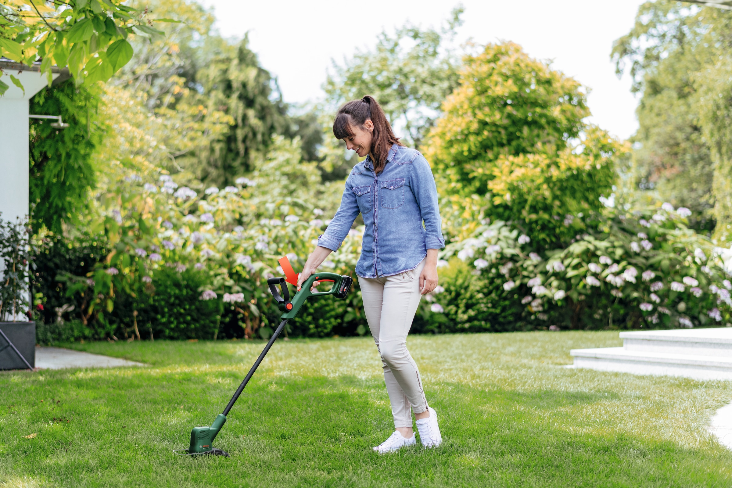 Bosch Home & Garden Akku-Rasentrimmer »EasyGrassCut 18V 26«, mit 2 Akkus 18V/2,0 Ah und Ladegerät