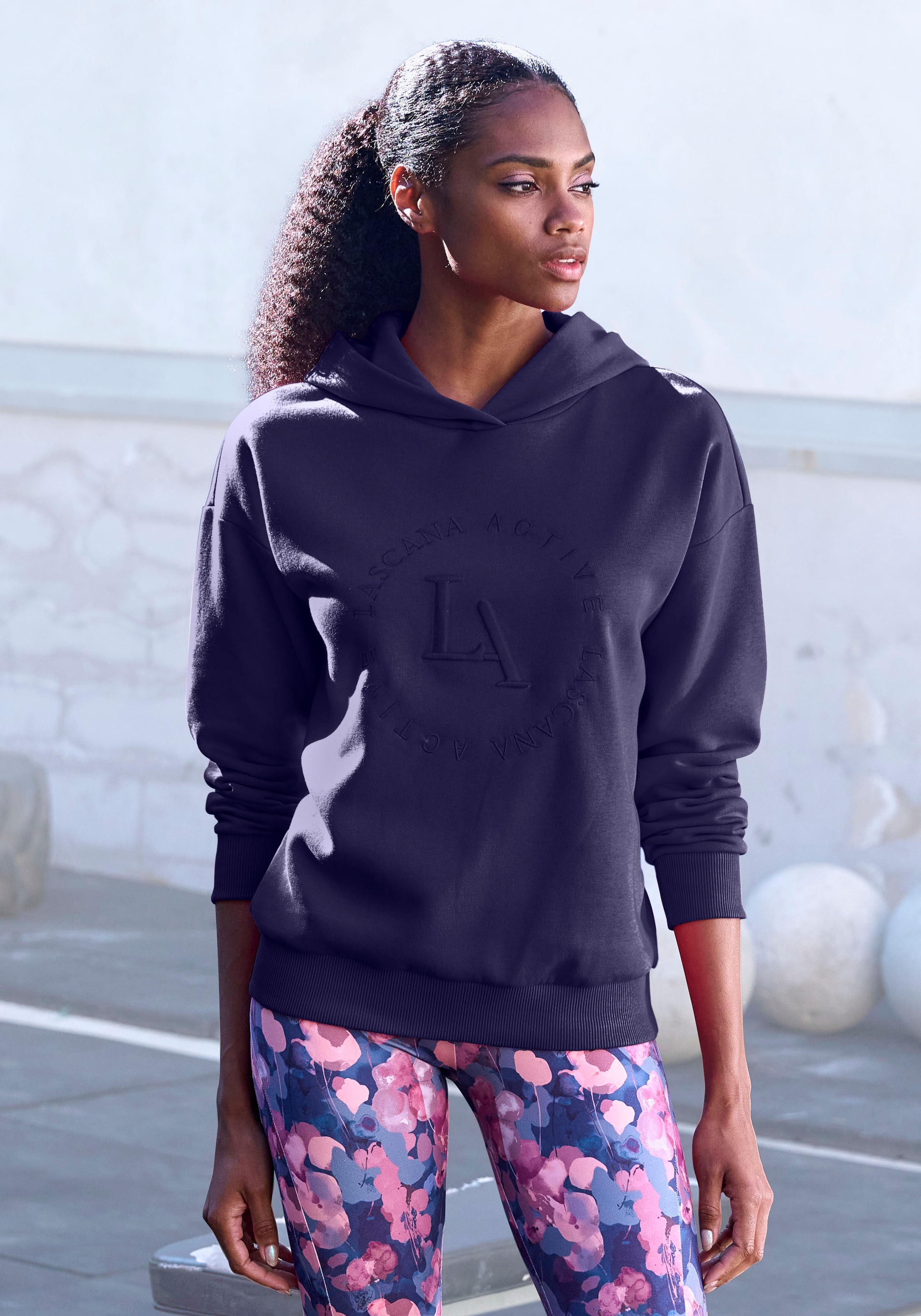 LASCANA ACTIVE Kapuzensweatshirt »- Performance Hoodie mit runder Logostickerei und«, weichen Rippbündchen