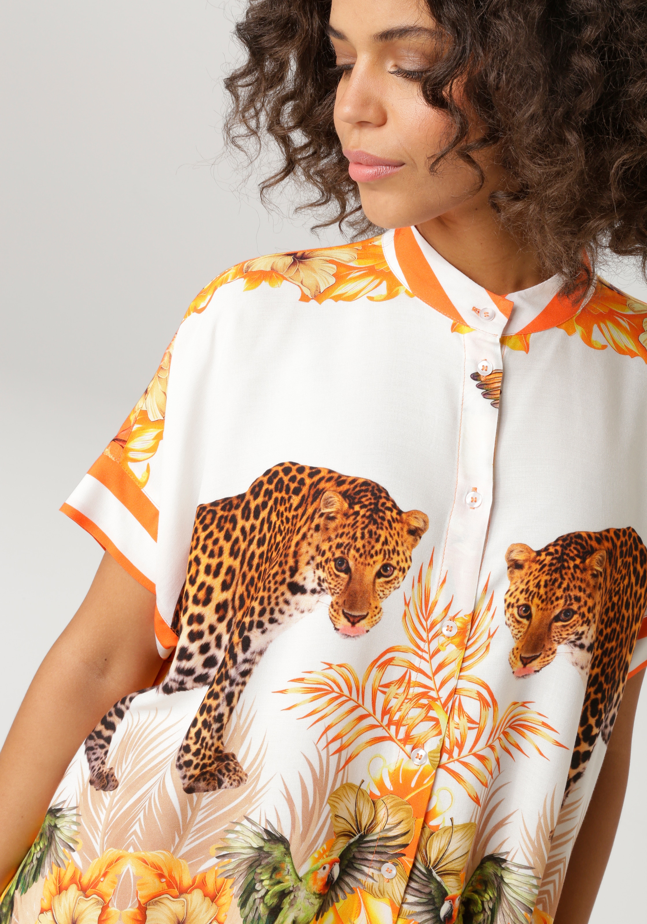 Aniston CASUAL Kurzarmbluse mit Leoparden, tropischen Vögeln, Blüten + Blättern - NEUE KOLLEKTION