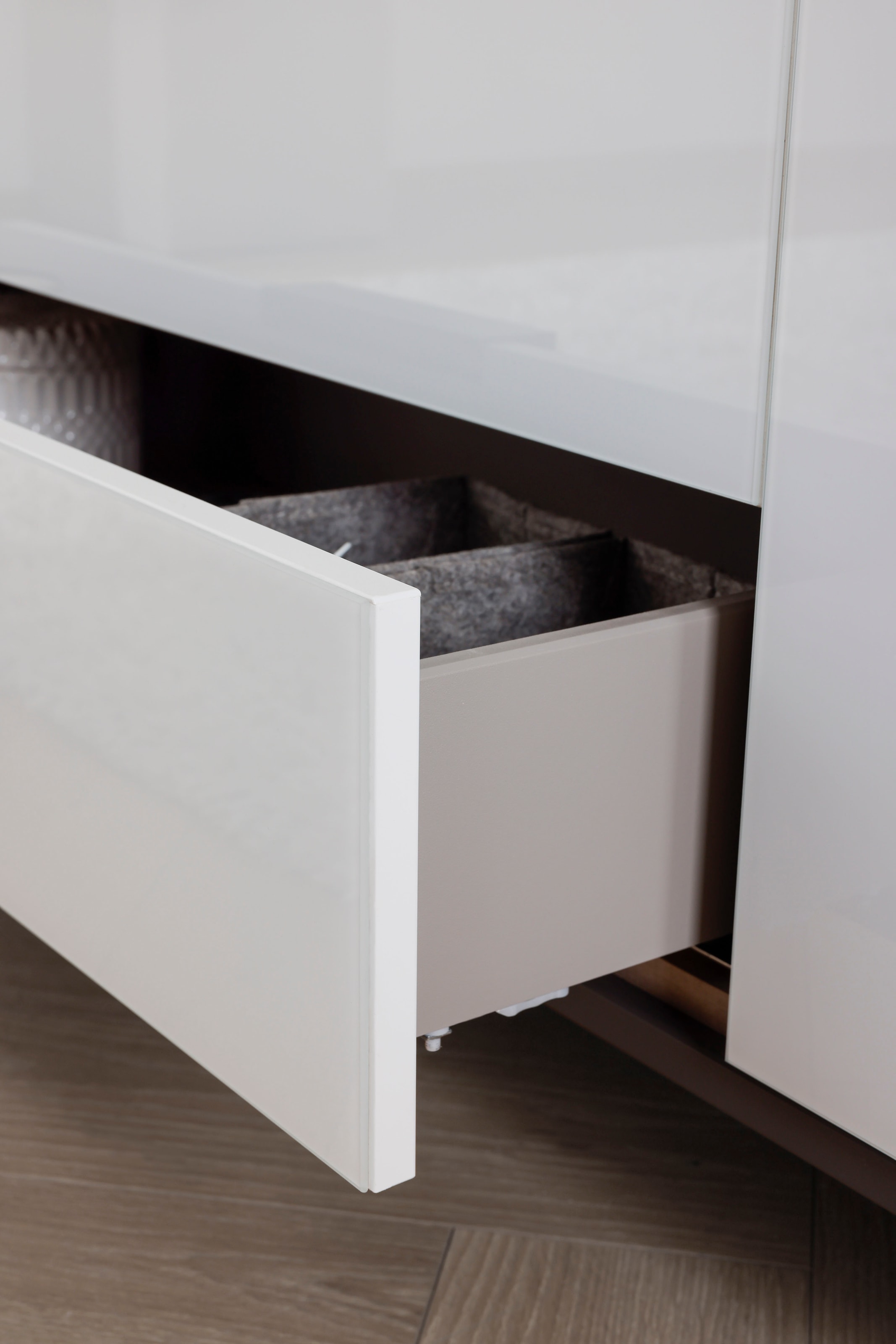 rauch Schubkastenkommode »Kommode Türkommode Sideboard Kombikommode FLIPP mit Glasfront« Breite 120 cm mit 2 Einlegeböden,  1-türig mit 5 Schubladen und Soft-Close-Funktion sowie Glasfront