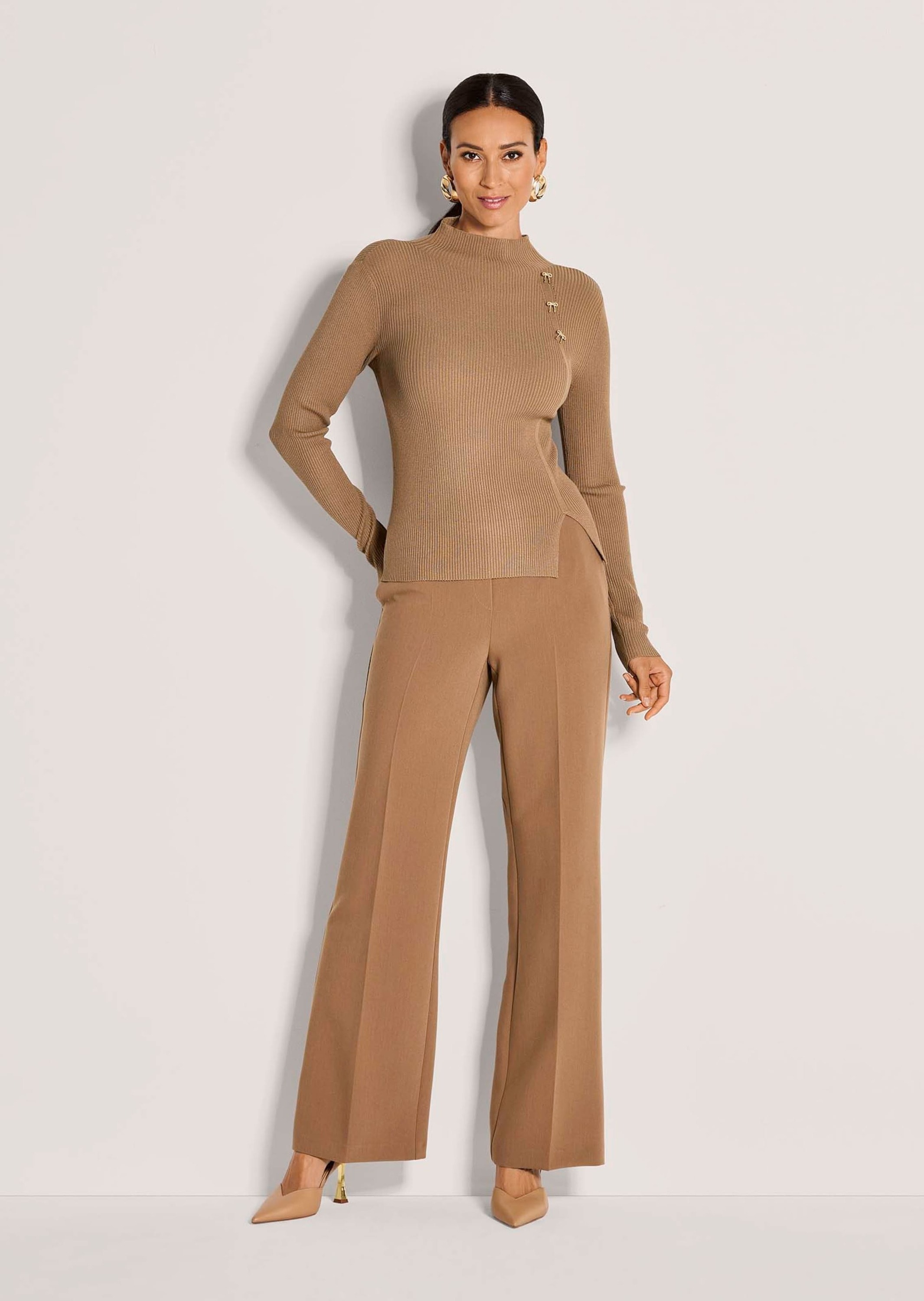 MADELEINE Longpullover »Strickpullover Stilvoller Viskosepullover mit edlen Broschen« Seitliche Brosche