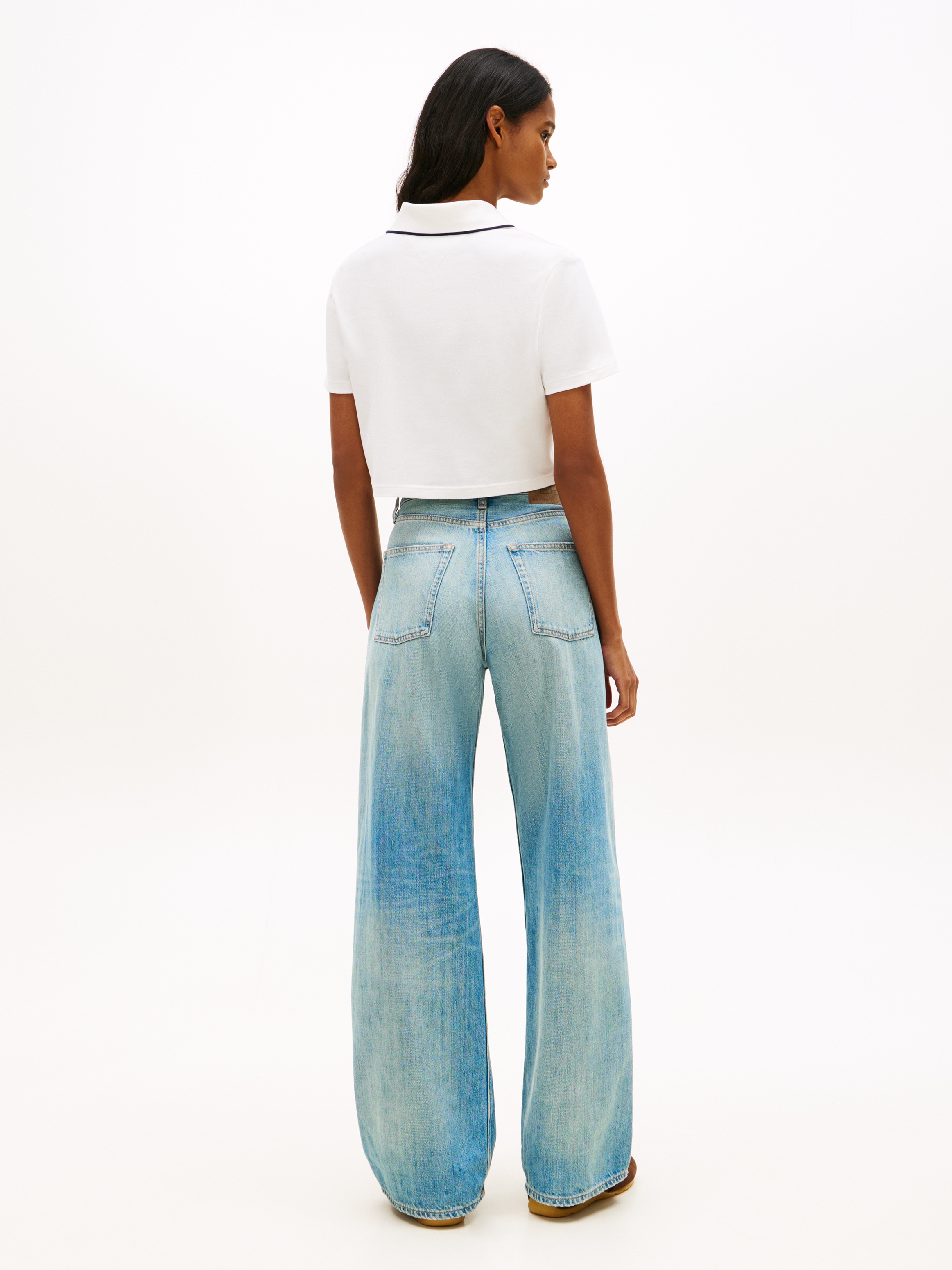 Tommy Jeans Poloshirt »TJW CRP BADGE SHORT SLEEVE POLO« mit verkürztem Schnitt, Boxy Fit