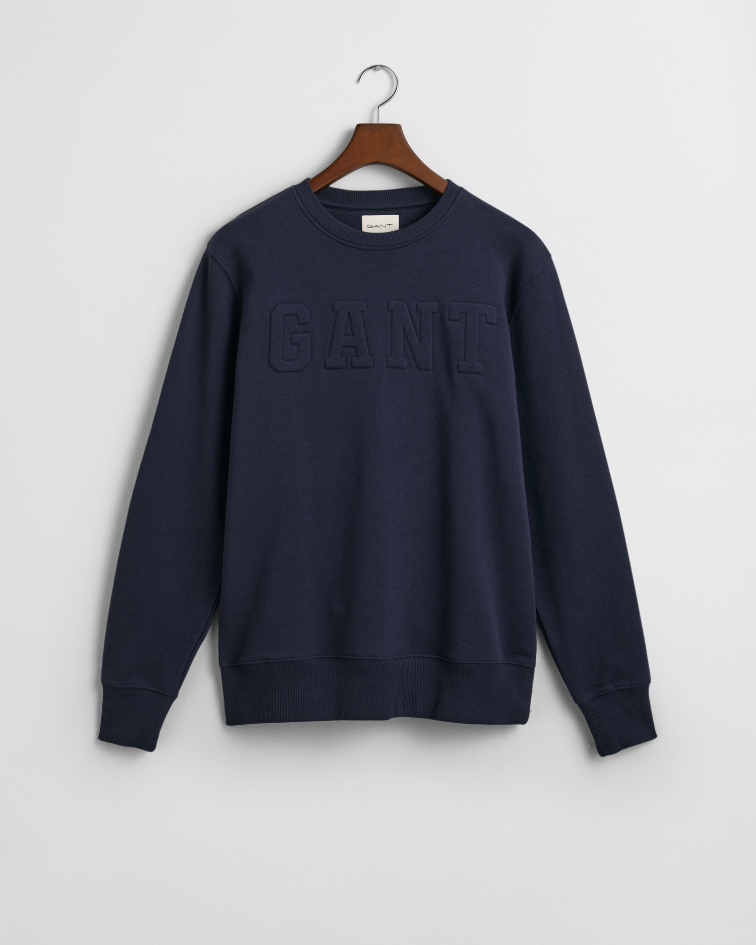 Gant Sweatshirt »EMBOSSED C-NECK SWEAT«, eine erhabene GANT-Grafikprägung auf der Brust